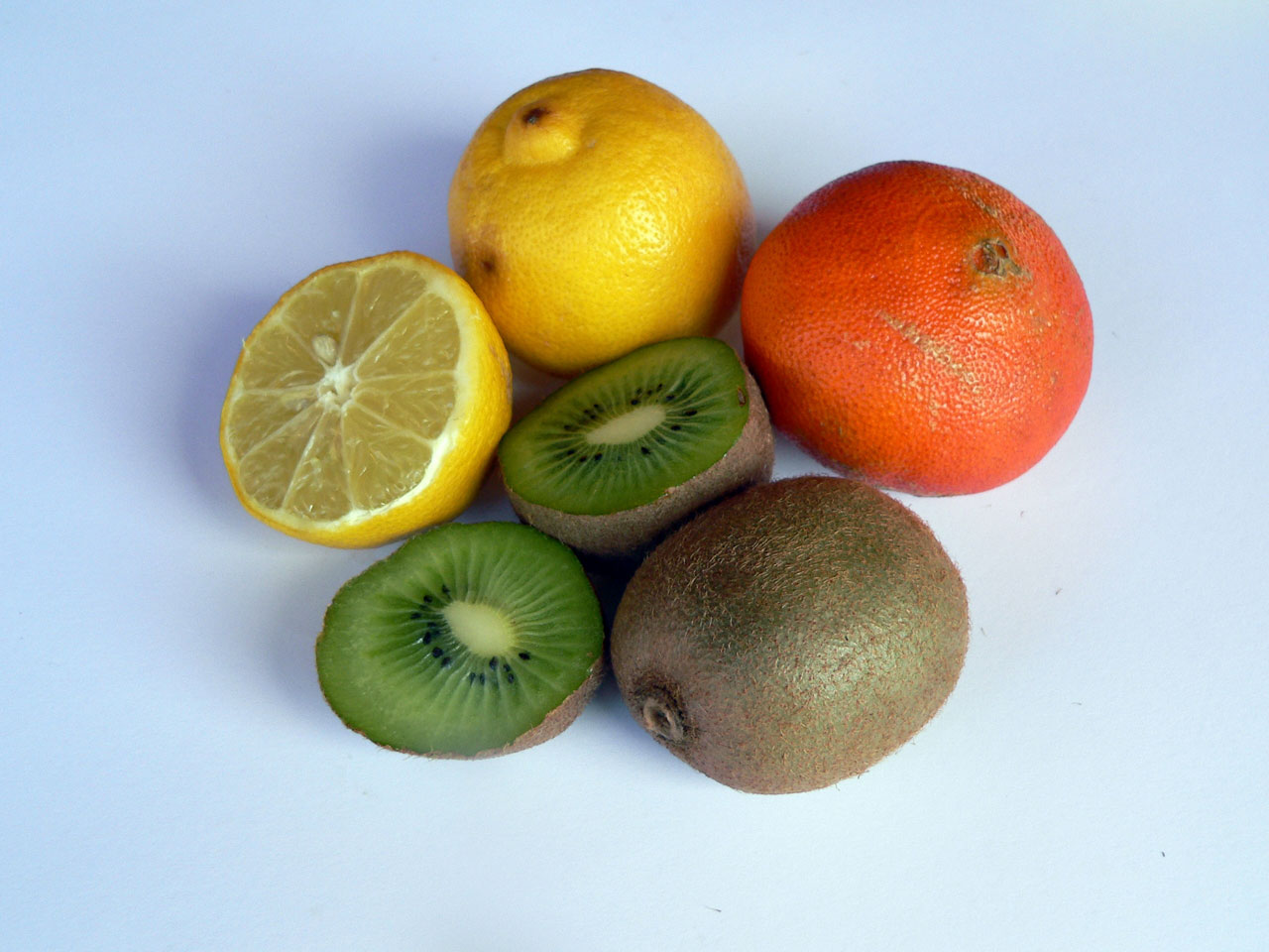 Киви лимон вода отзывы. Киви это цитрус. Киви и цитрусовые. Киви и лимон. Киви и апельсин.