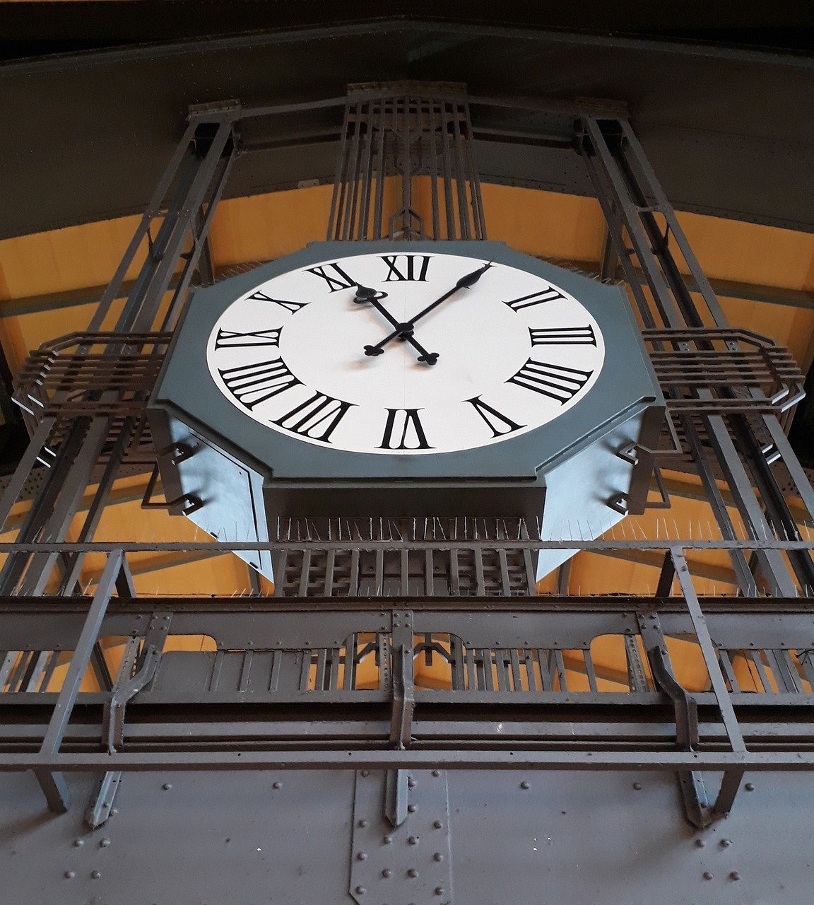 Сделай часы на станции ярче. Часы архитектурные. Часы архитектура. Часы на станции. Римские часы архитектуры.
