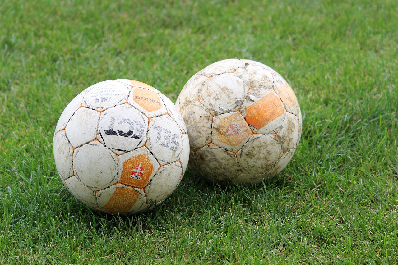 Игры футбольные мячи 3. Футбольный мяч. Футбольный мяч на траве. Желтый футбольный мяч. Желтый мячик на траве.