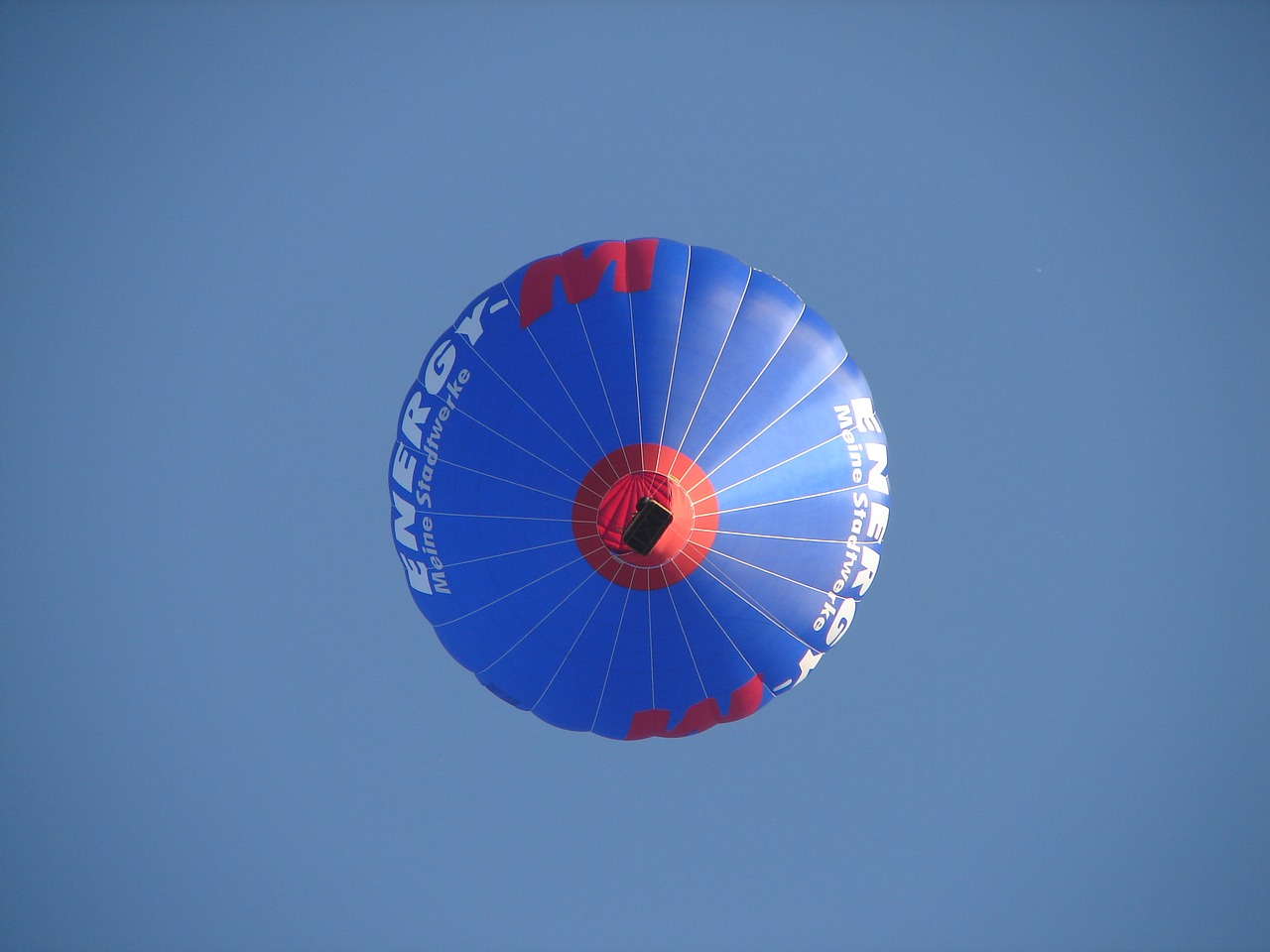 На большом шаре speed up. Синий воздушный шар для полета. Go Ballooning. Ёлка на воздушном шаре Speed up.