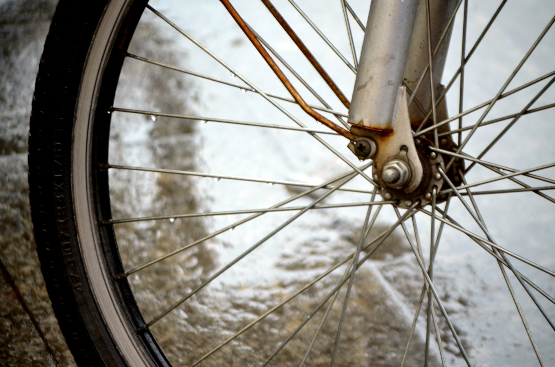 Спустились колеса велосипеда. Сдутое колесо велосипеда. Спущенное колесо велосипеда. Спицы для велосипеда. Подспустило колесо велосипеда.