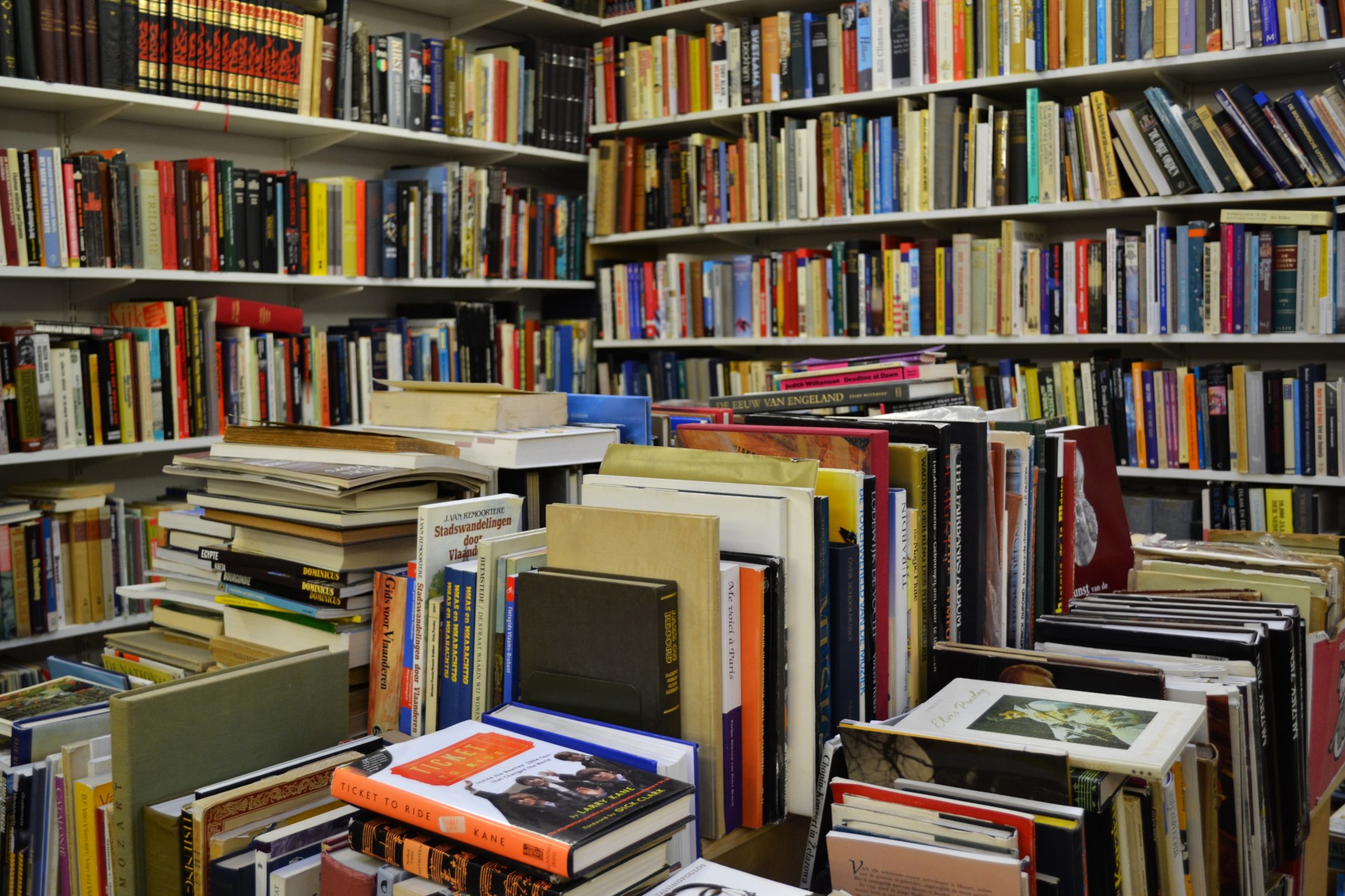 Больше книг сайт. Много книг. Куча книжек. Библиотека много книг. Стопка книг в библиотеке.