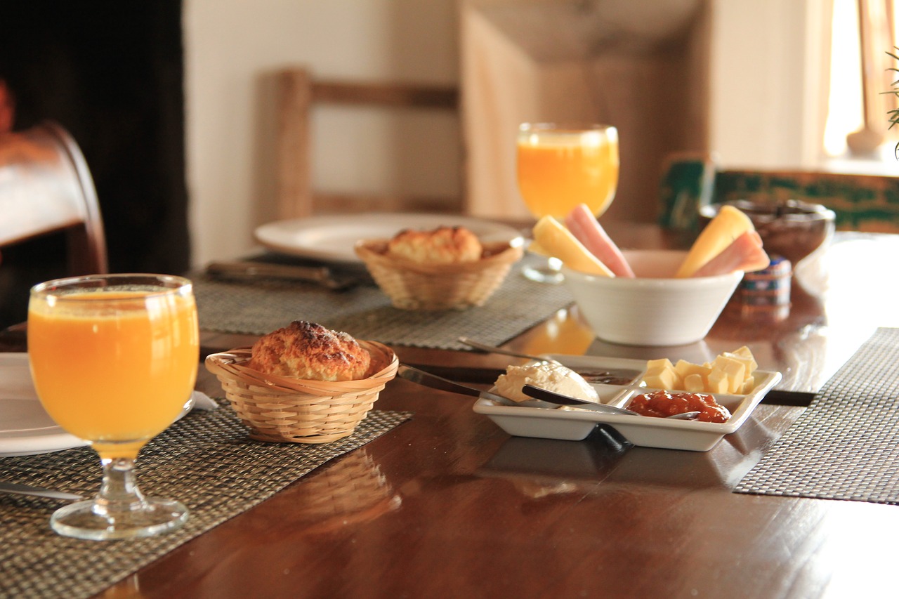Завтракать вечером. Завтрак. Завтрак на столе. Завтрак в ресторане. Завтрак с апельсиновым соком.