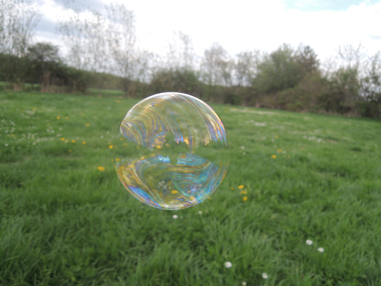 Почему мыльные пузыри получаются. Мыльные пузыри. Мыльные пузыри на траве. Мыльный пузырь лопается. Мыльные пузыри лопаются на земле.