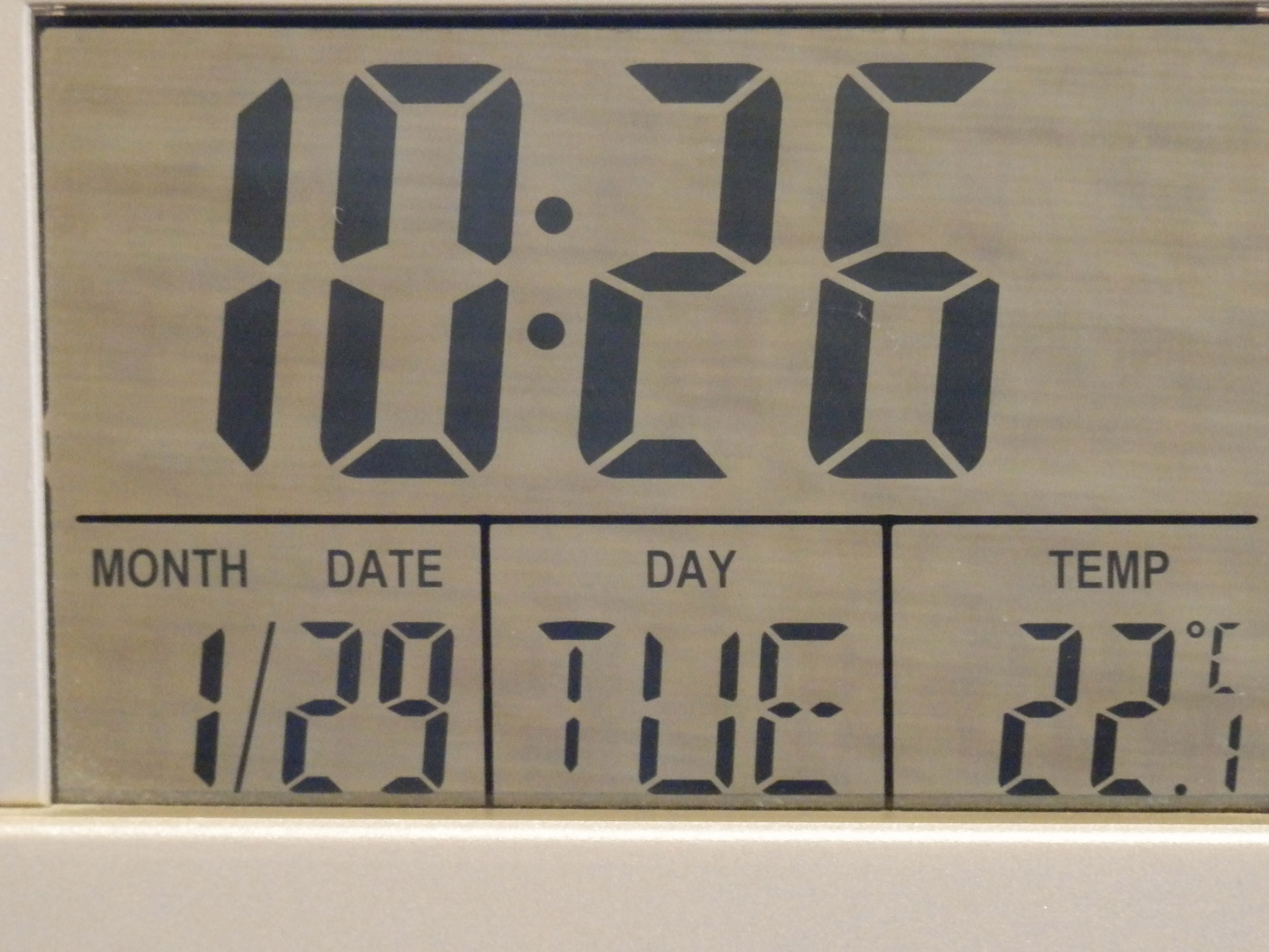 14 часов 26 минут. Часы показывают час. Цифры электронных часов. Часы настенные цифровые электронные круглые. Электронные часы с временем 11:10.