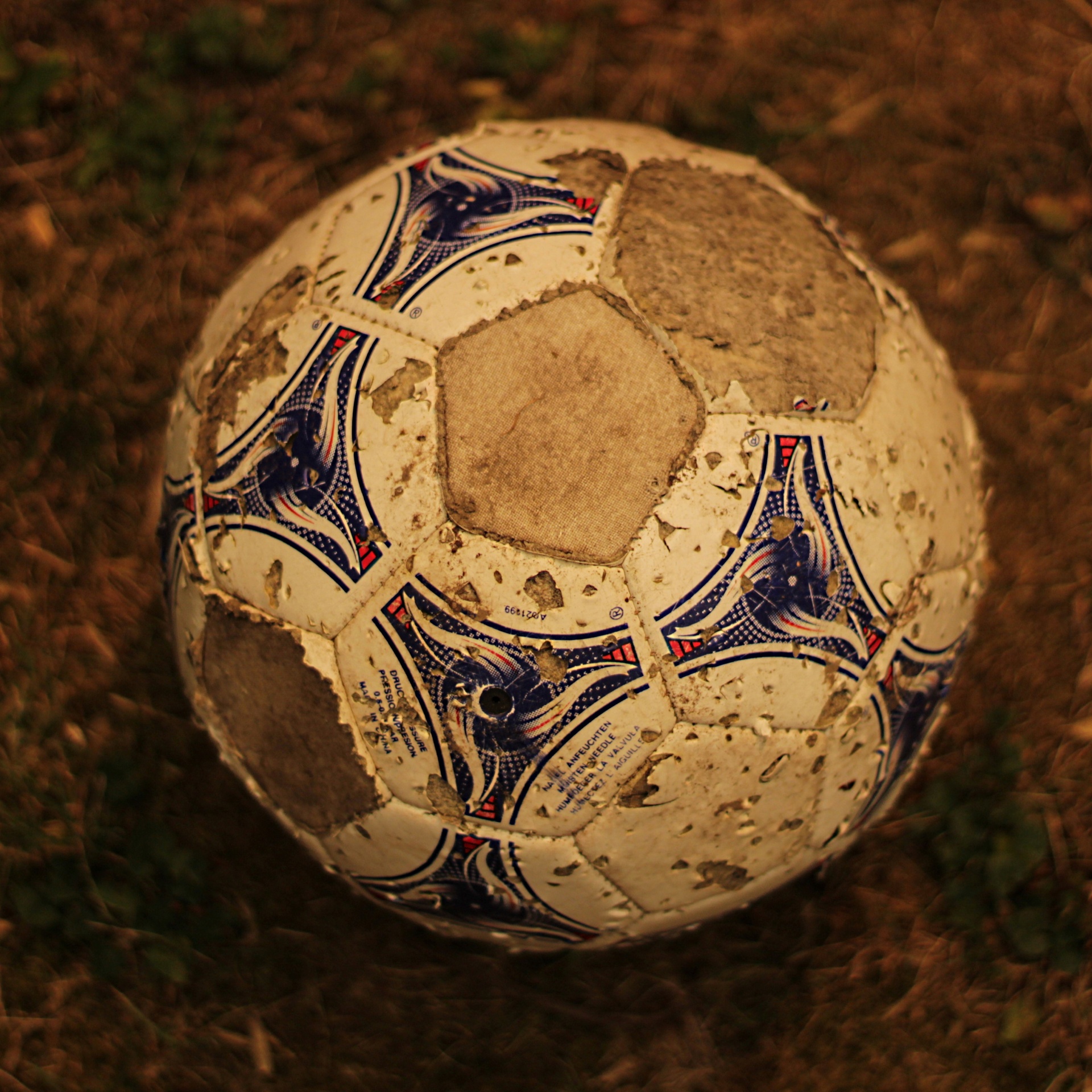 Покажи футбол мяч. Футбольный мяч. Старый футбольный мяч. Дырявый футбольный мяч. Старинный мяч.
