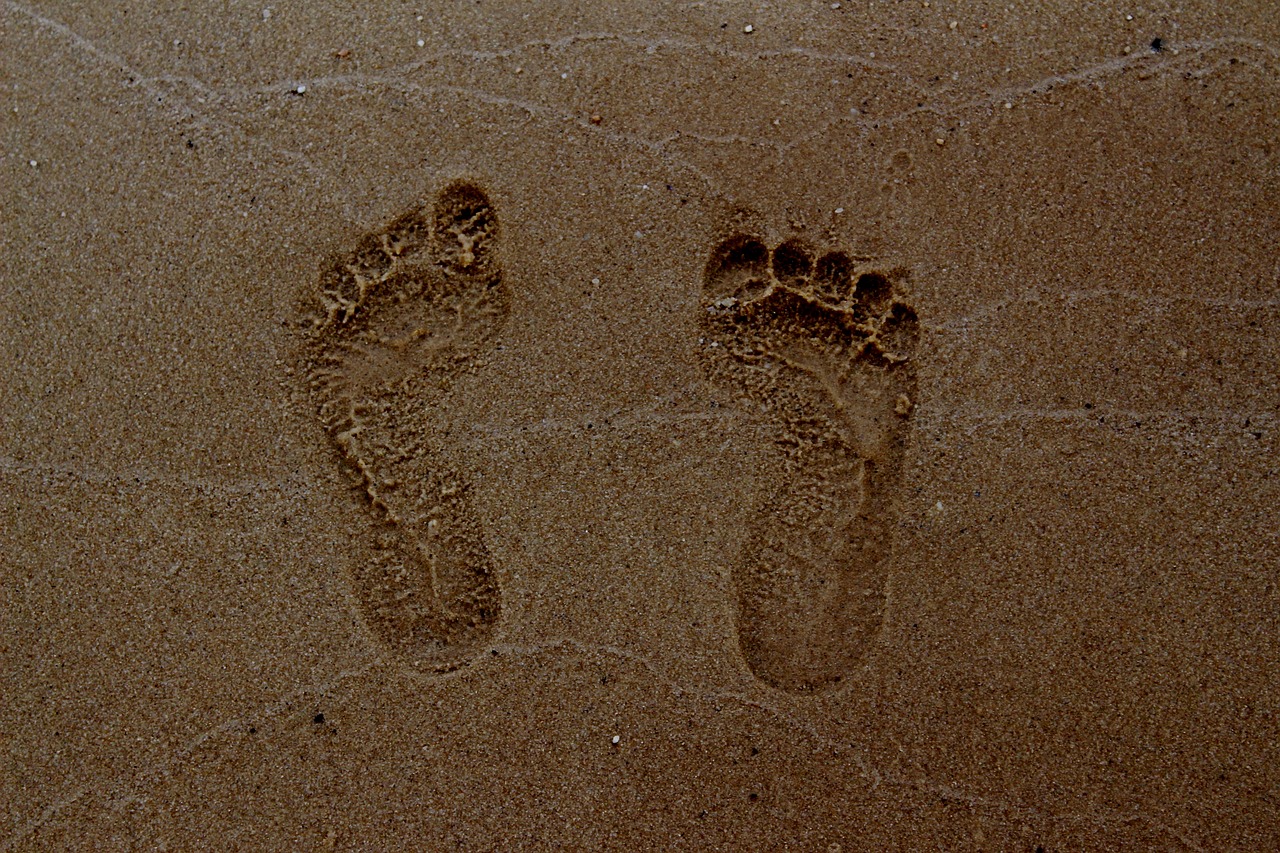 Следы на песке слушать. Следы ног на песке. Отпечаток ноги на песке. Следы человека. Объемные следы.
