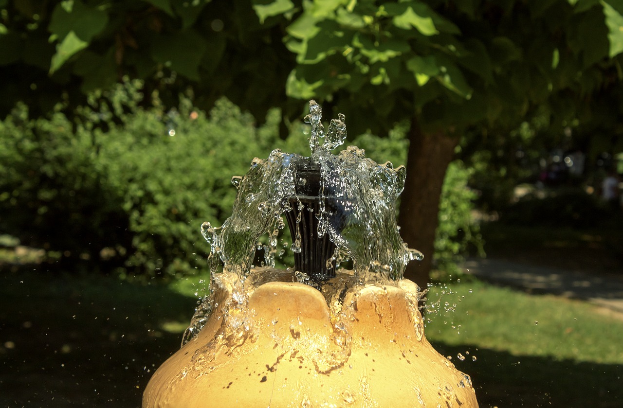 Текст песни water fountain. Вода из фонтана. Фонтанчик с водой. Вода в фонтане. Фонтан водяная струя.