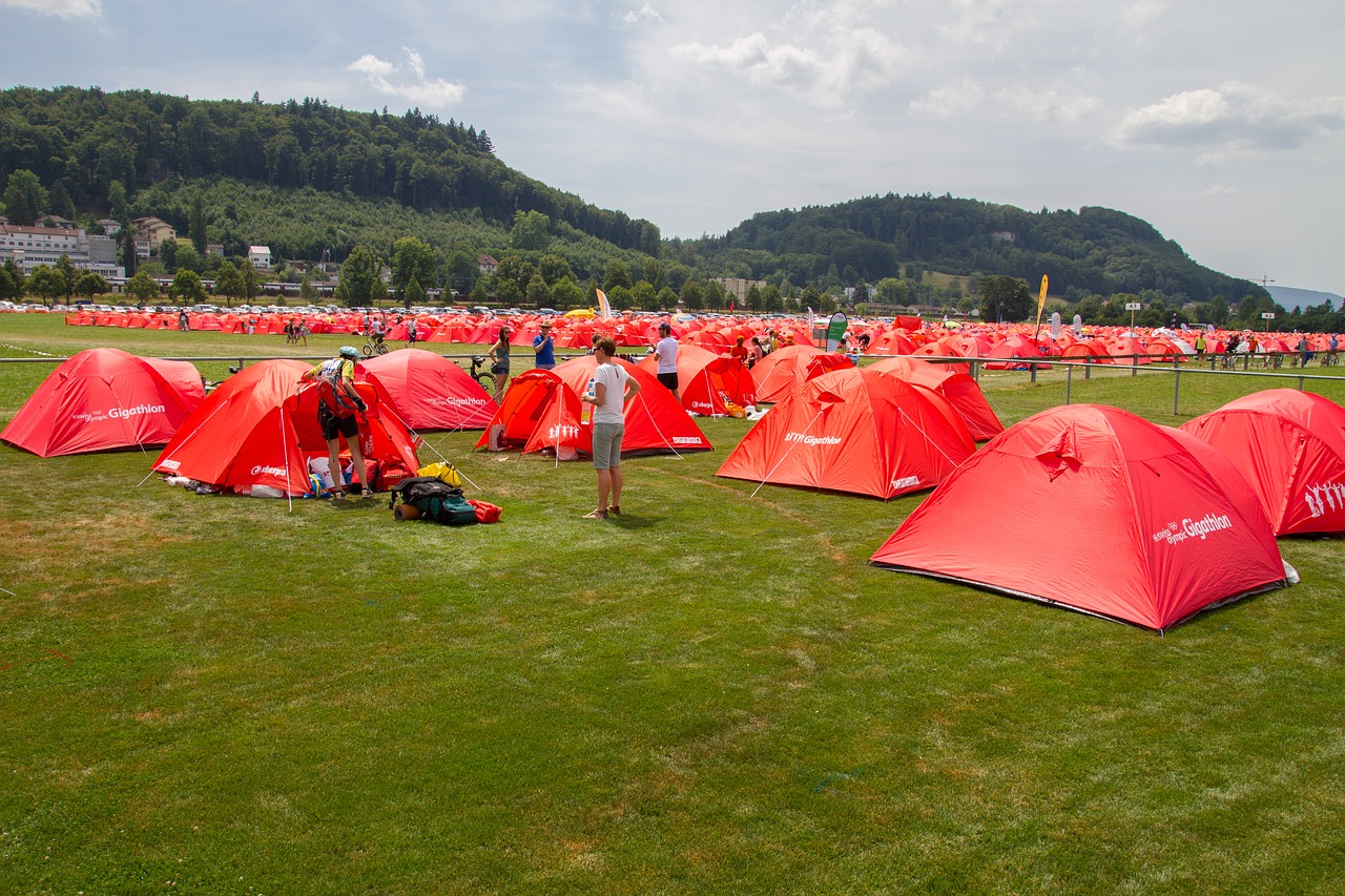 Какой камп. Намет палатки. Купольная палатка. Палаточный лагерь красный. Палатка склад.