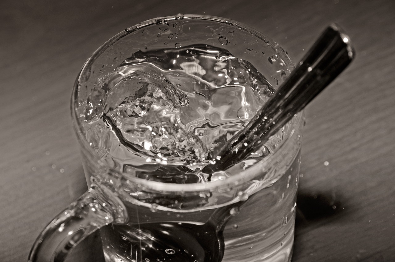 Вода очищенная серебром. Разлитая вода. Стакан воды. Ложка в стакане с водой. Вода со льдом.