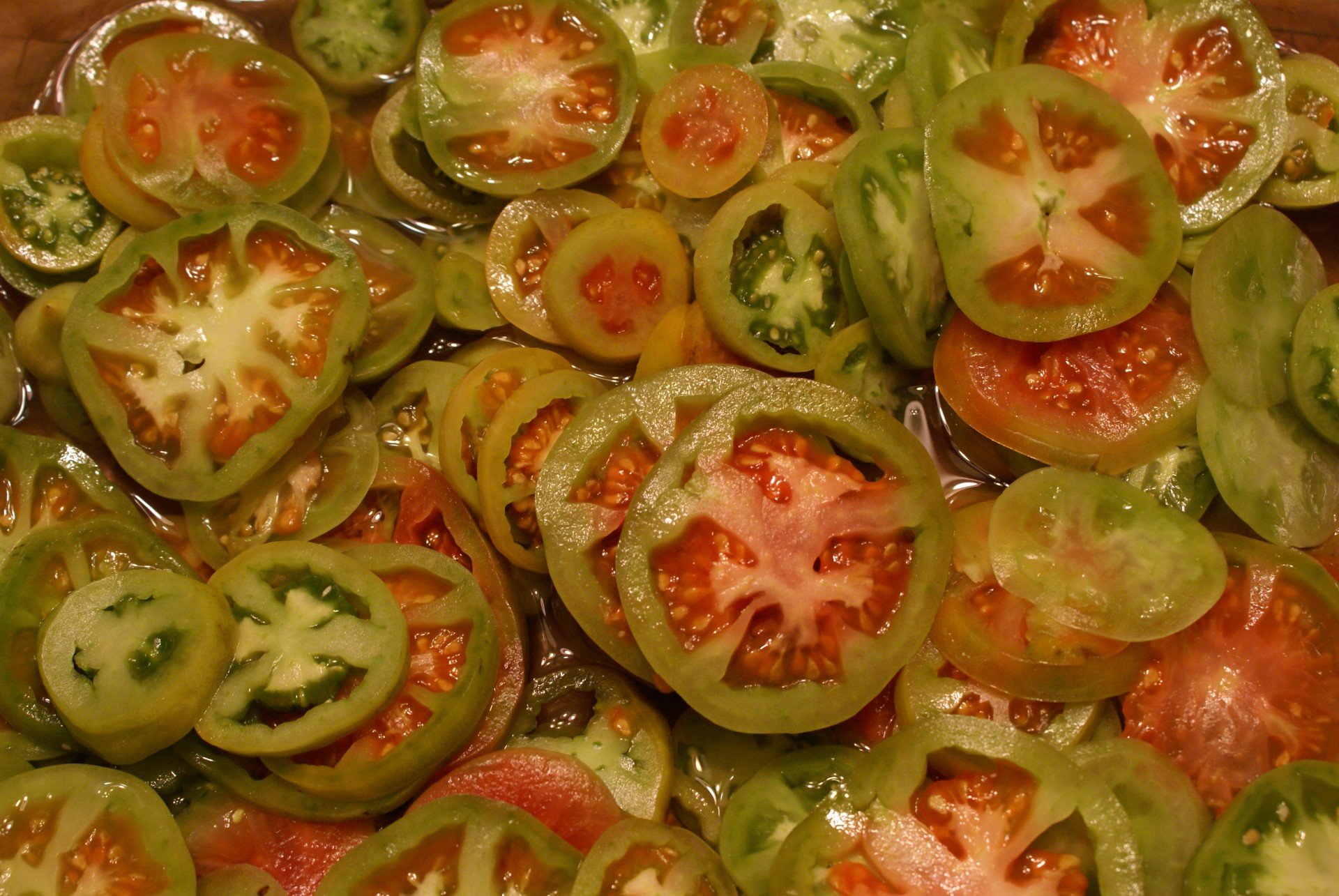 Зеленый салат рецепты на зиму. Зеленые острые помидоры армянчики. Помидор нарезанный. Зелёные помидоры на зиму. Закуска из зеленых помидор на зиму.