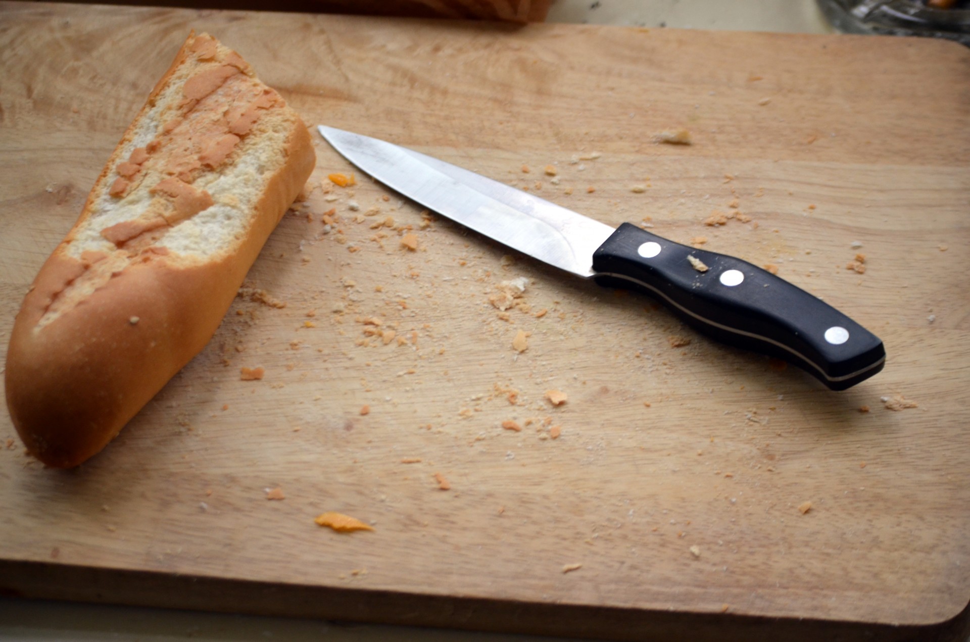 Колющий нож. Нож для хлеба. Хлебный нож для хлеба. Нож режущий хлеб. Нож воткнутый в хлеб.