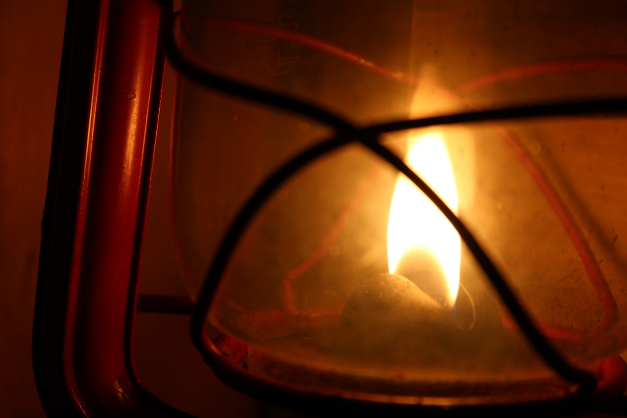 Горящий огнем фонарь. Лампа горящее пламя. Пылающая свеча. Красные фонарики маслом. Лампочки сгорели песня ремикс