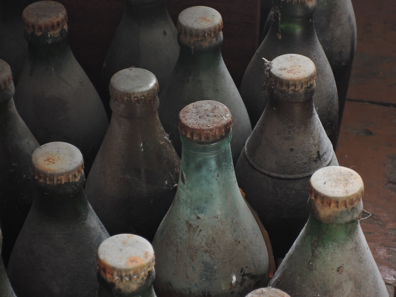 Бутылочка стар. Старые стеклянные бутылки. Антикварные бутылки. Старинные бутылочки. Стеклянные бутылочки старинные.