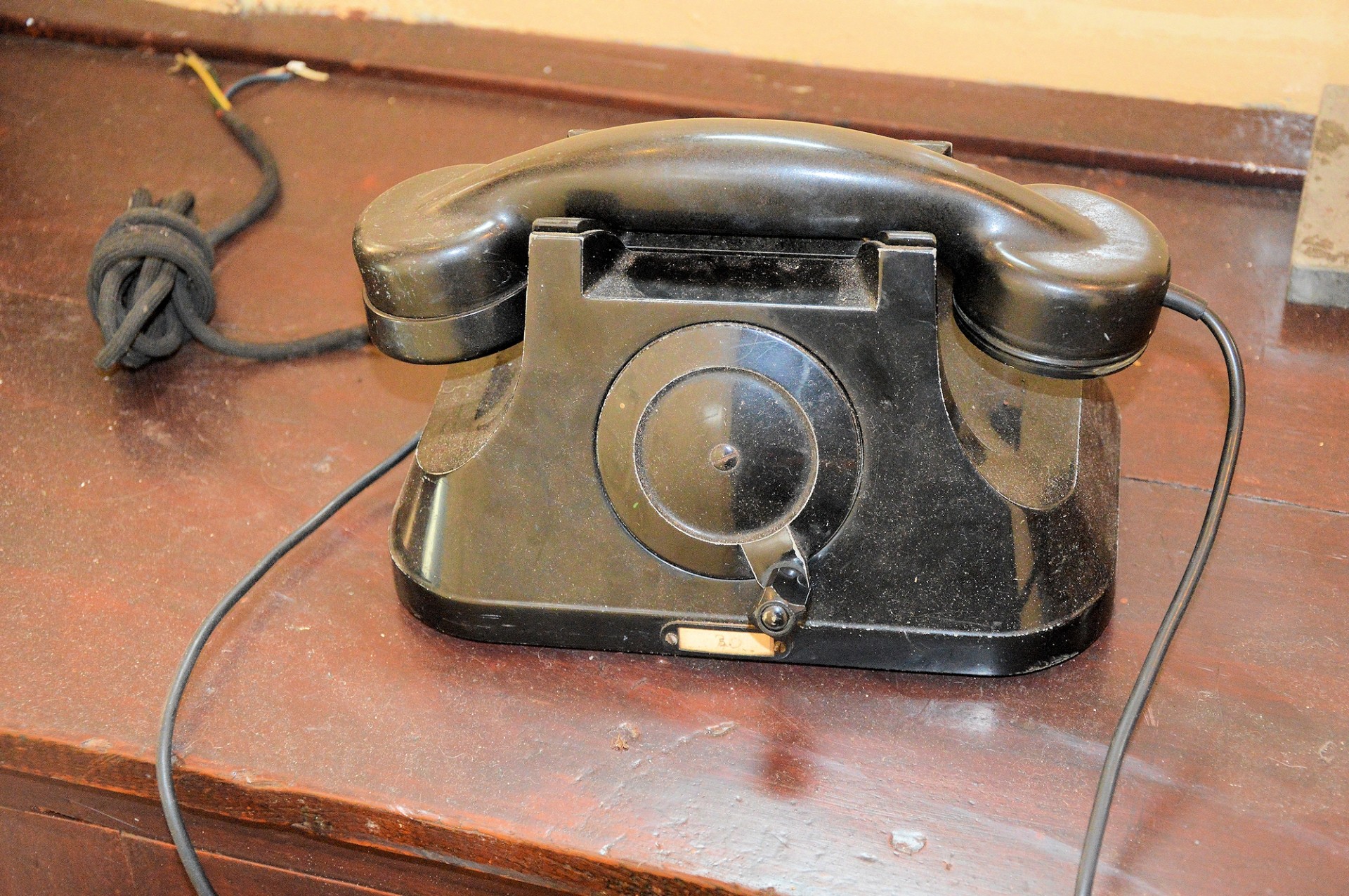 Вернулся старому телефону. Старый телефон. Старинный телефон. Старая телефонная трубка. Старинные средства связи.