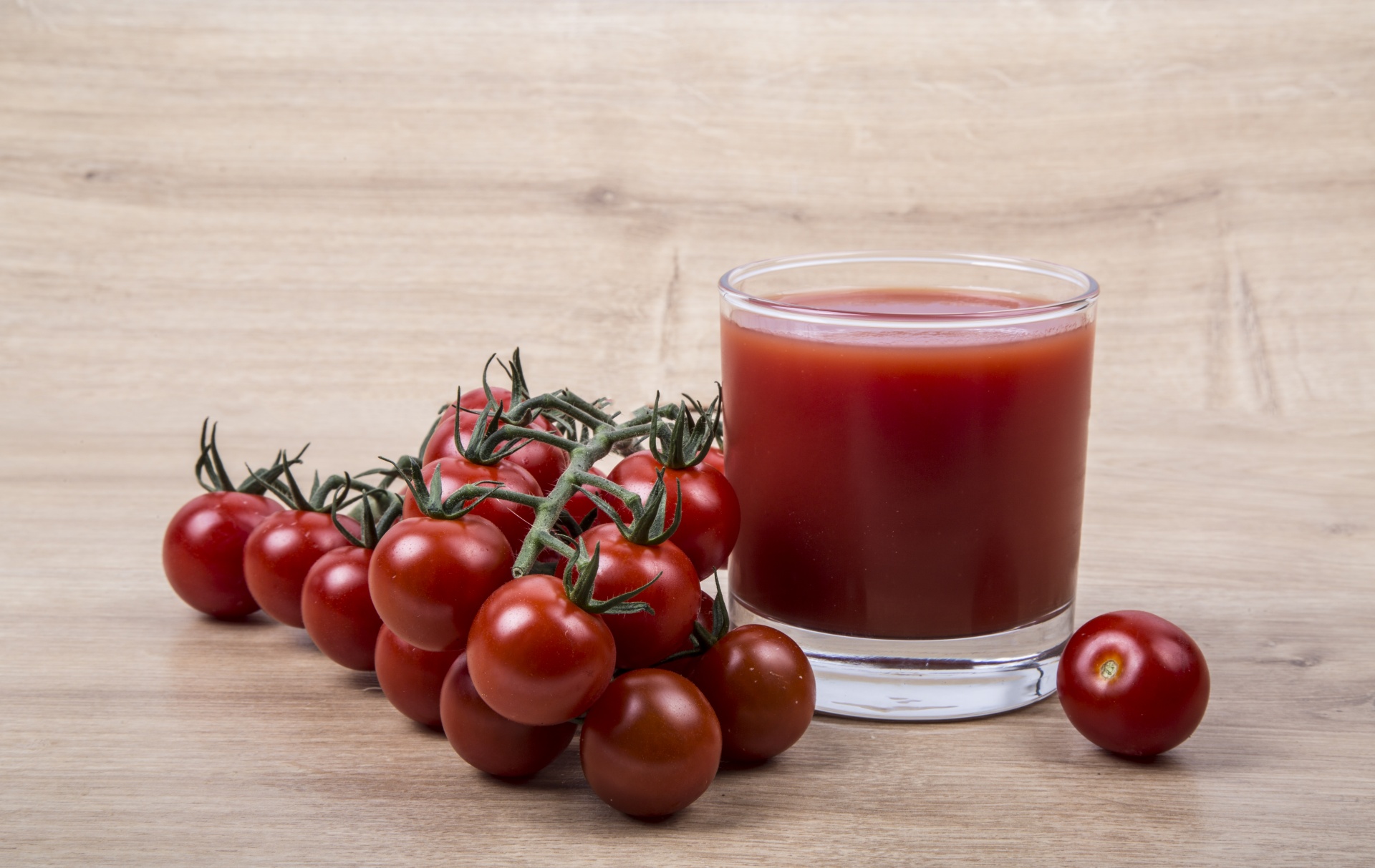 Польза томатного сока для организма мужчины. Томатный сок. Сок о! Томат. Органический томатный сок Organic. Томатный сок il.