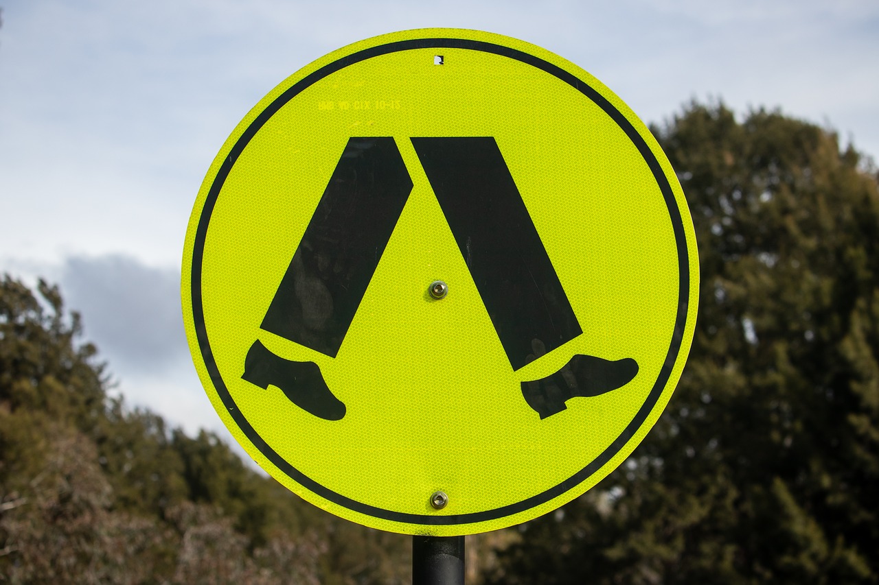 Почему знак желтый. Знаки на дороге. Зелёные знаки на дороге. Знак пешеходный переход. Дорожный знак pedestrian Crossing jpg.