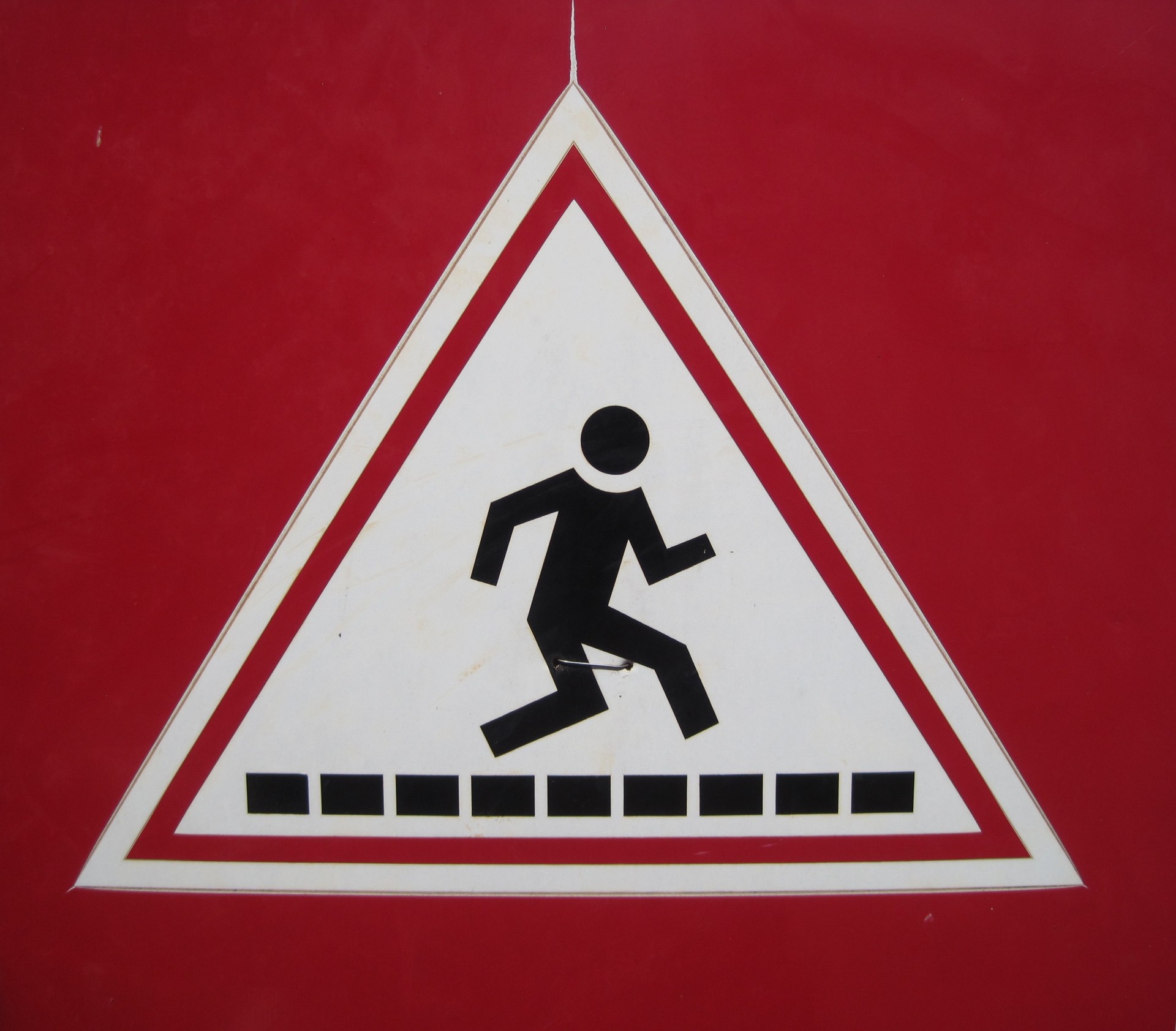 Знак пешехода в треугольнике