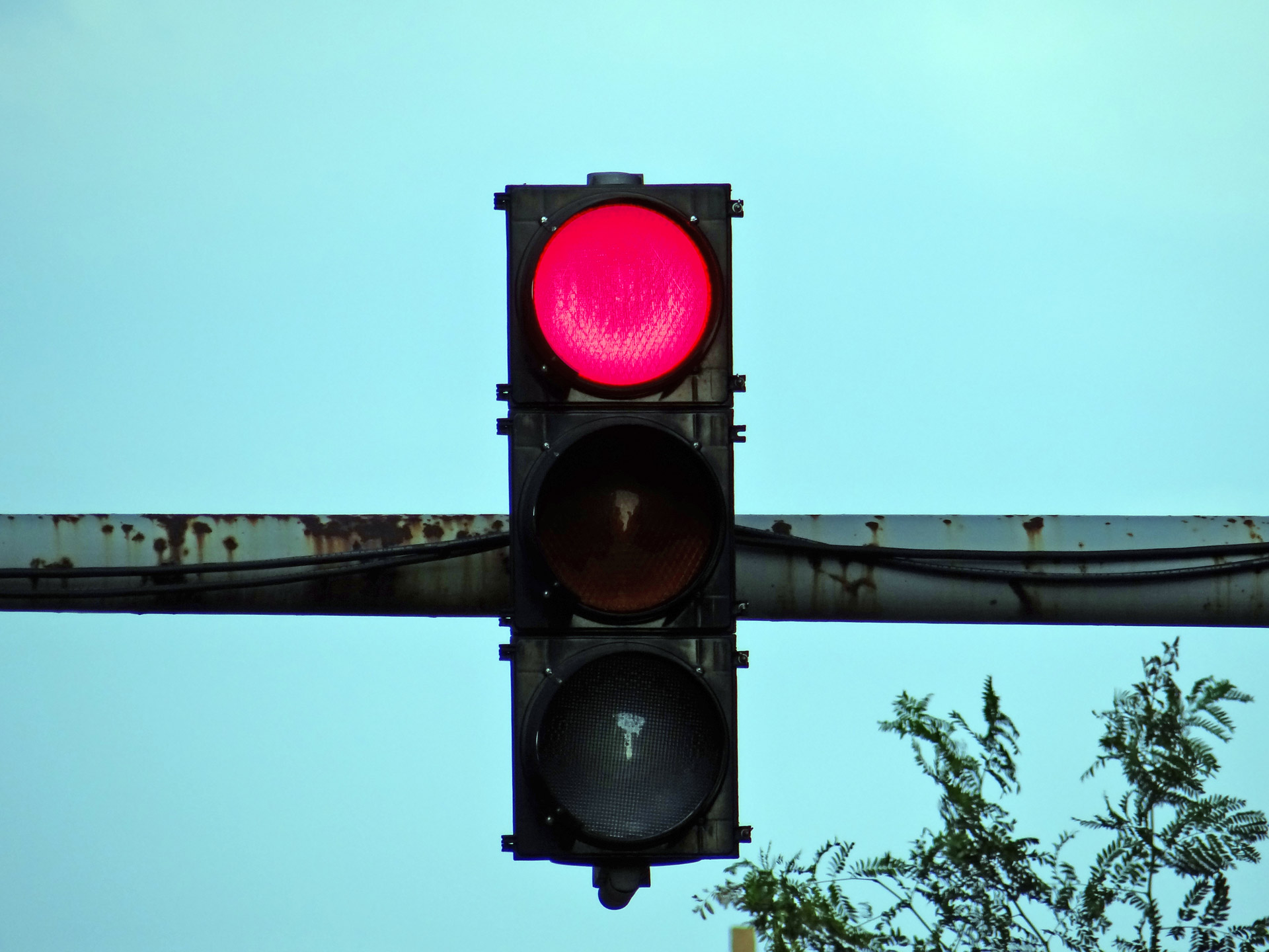 Traffic light red. Красный светофор. Красный сигнал светофора. Запрещающий сигнал светофора. Красный цвет светофора.