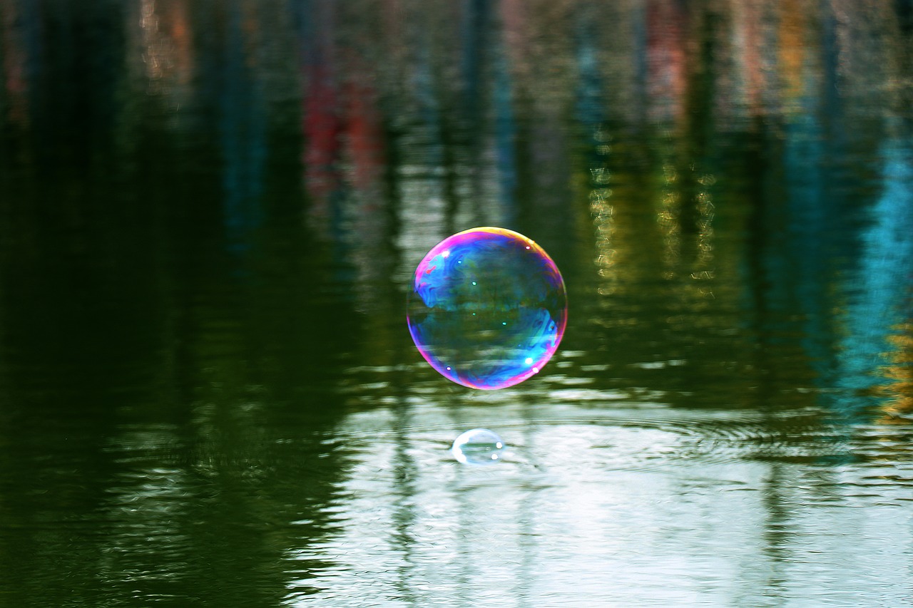 Отражение вода песни. Мыльные пузыри на природе. Мыльные пузыри на воде. Отражение в мыльном пузыре. Красивое отражение в воде.
