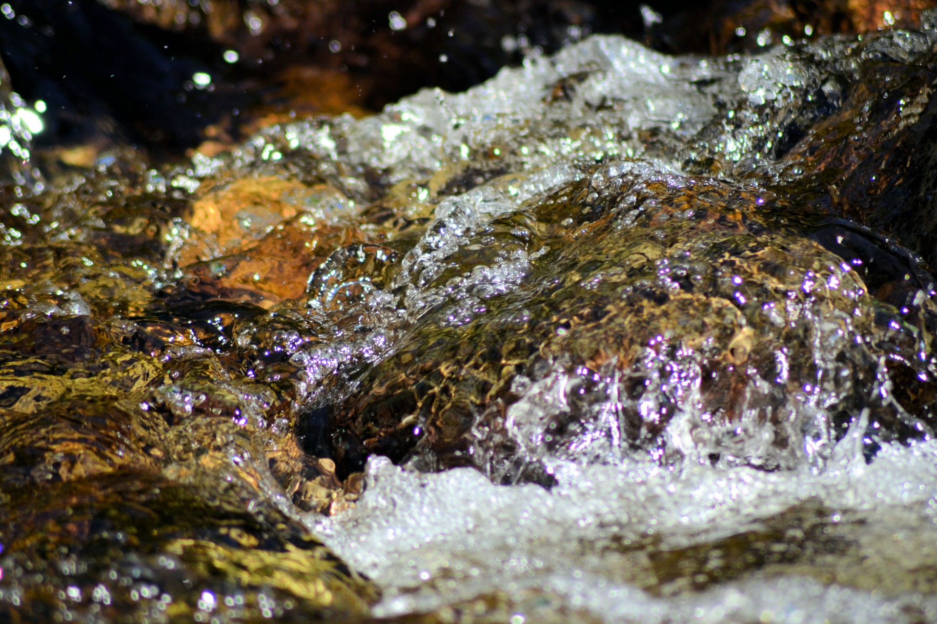 Приснилось вода течет. Вода ручей. Вода из ручья. Прозрачная вода в ручье. Ручей с кристально чистой водой.