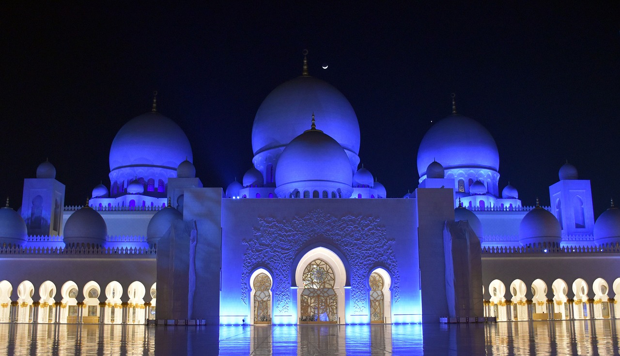 Дубай ураза. Мечеть шейха Зайда Абу-Даби. Мечеть в Абу Даби Рамадан. Мечеть Абу Даби ночью. Мечеть Абу Даби шейха Зайда Рамадан.