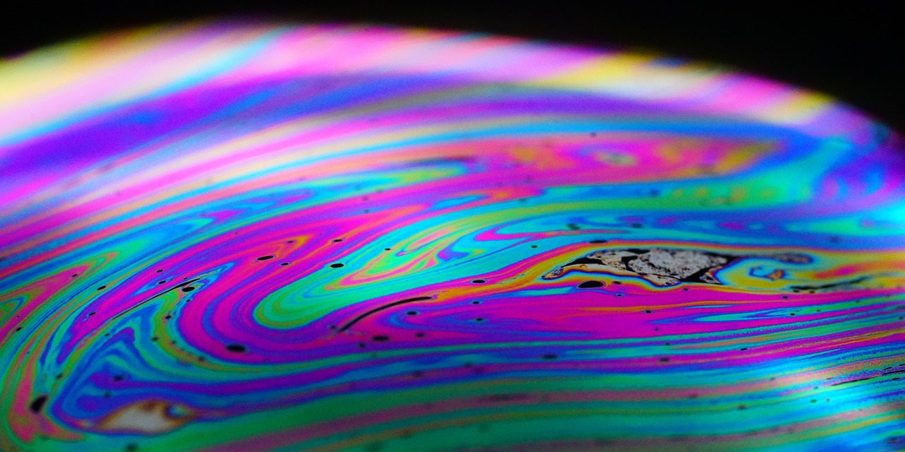 Какое явление объясняет окраску мыльных пузырей. Интерференция света Радуга. Радужная окраска мыльных пузырей. Радужная поверхность. Радужные пузыри.