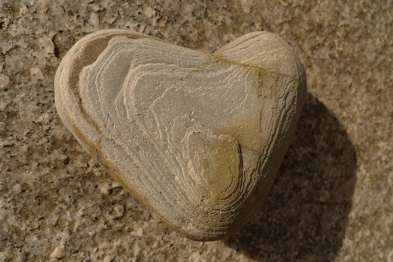 Превращаю сердце в камень. Каменное сердце. Сердце из камня. Камень в форме сердца. Камни в виде сердечек.