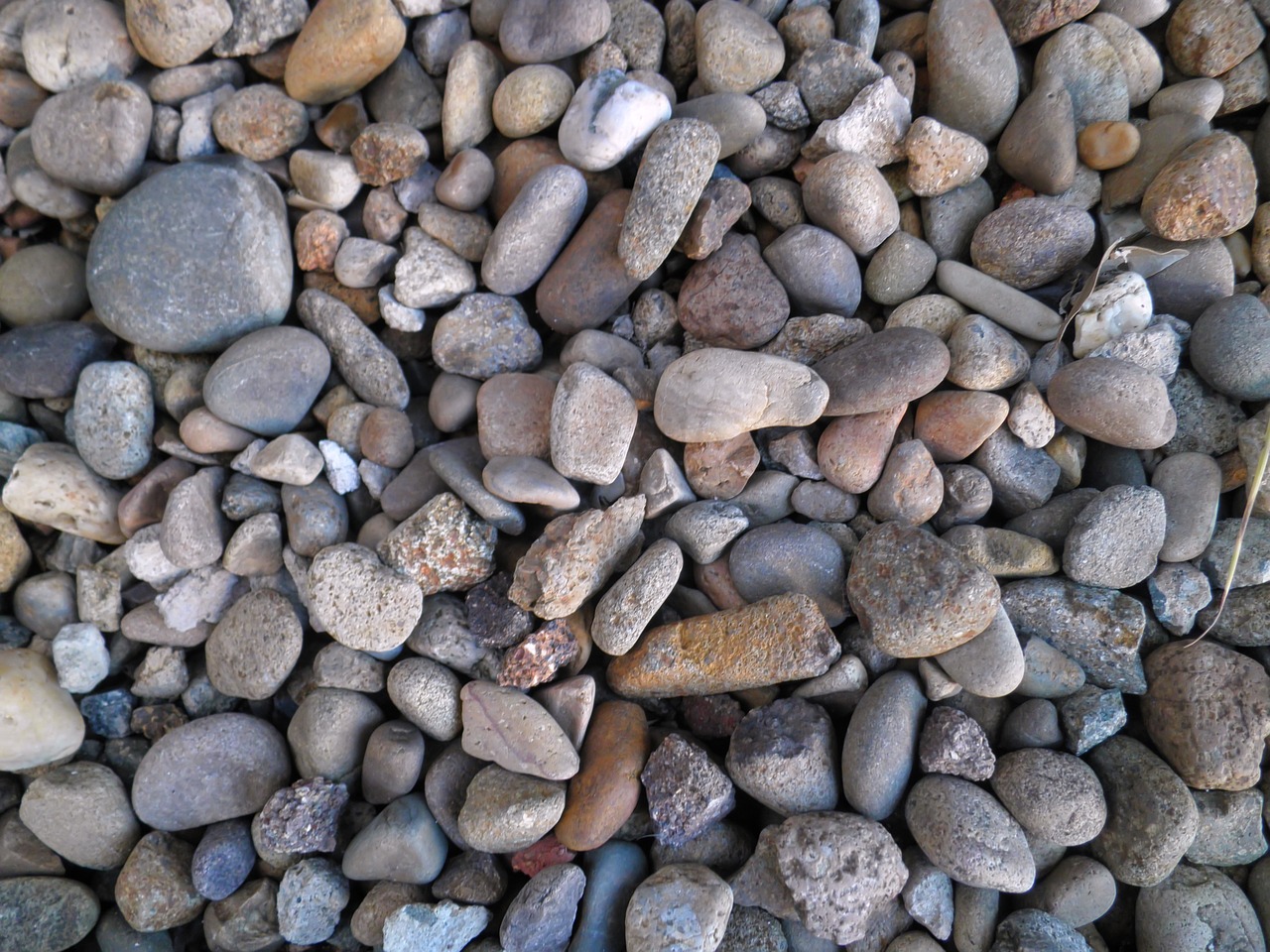 Grind stone. Камешки на земле. Камушки в грунте. Камешки для грунта. Грунт с камнями.