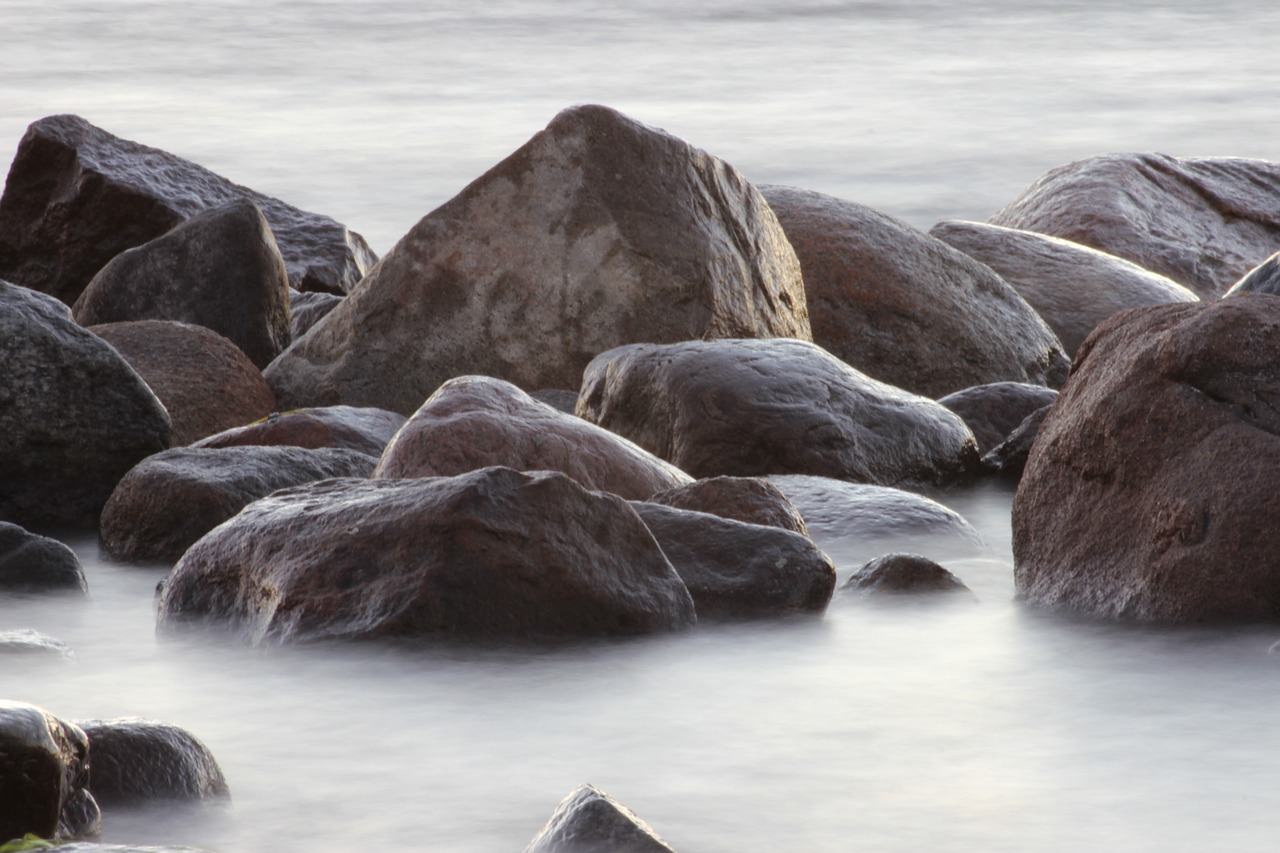 Самоцветы вода. Камень валун и вода. Плоский камень. Плоский камень в воде. Камни в воде.