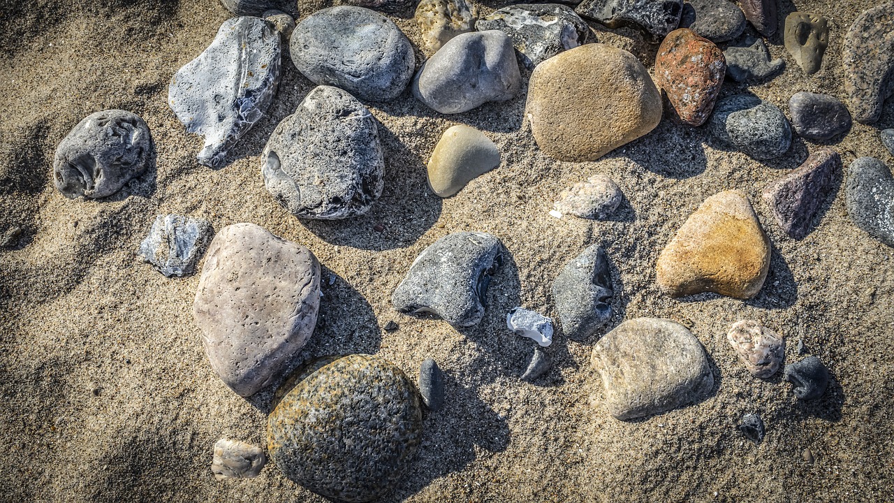 Стоун песок. Камни на песке. Маленькие камни на песочке. Камешки на песке без фона. Галька Морский в песке.