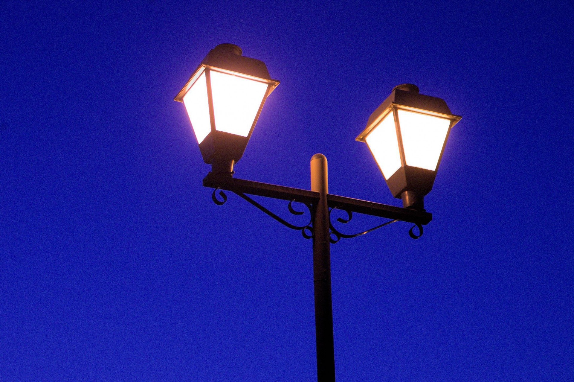 Шагающая фонари. Уличный фонарь. Красивый уличный фонарь. Фонари для освещения улиц. Свет фонаря.