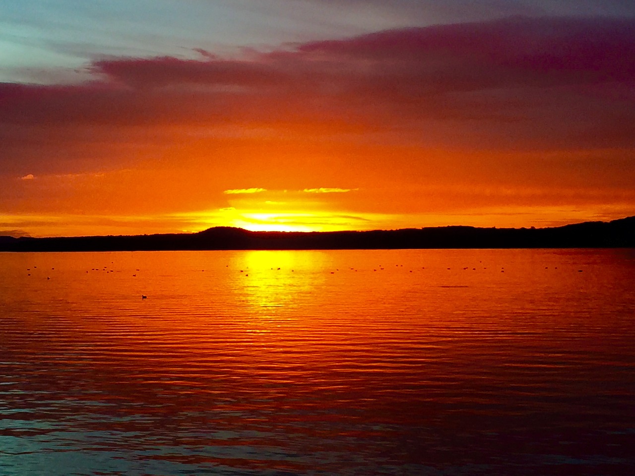 Озером закат текст. Оранжевый закат на озере. Закат на озере Ильмень. Закат на озере Смолино. Оранжевое озеро.