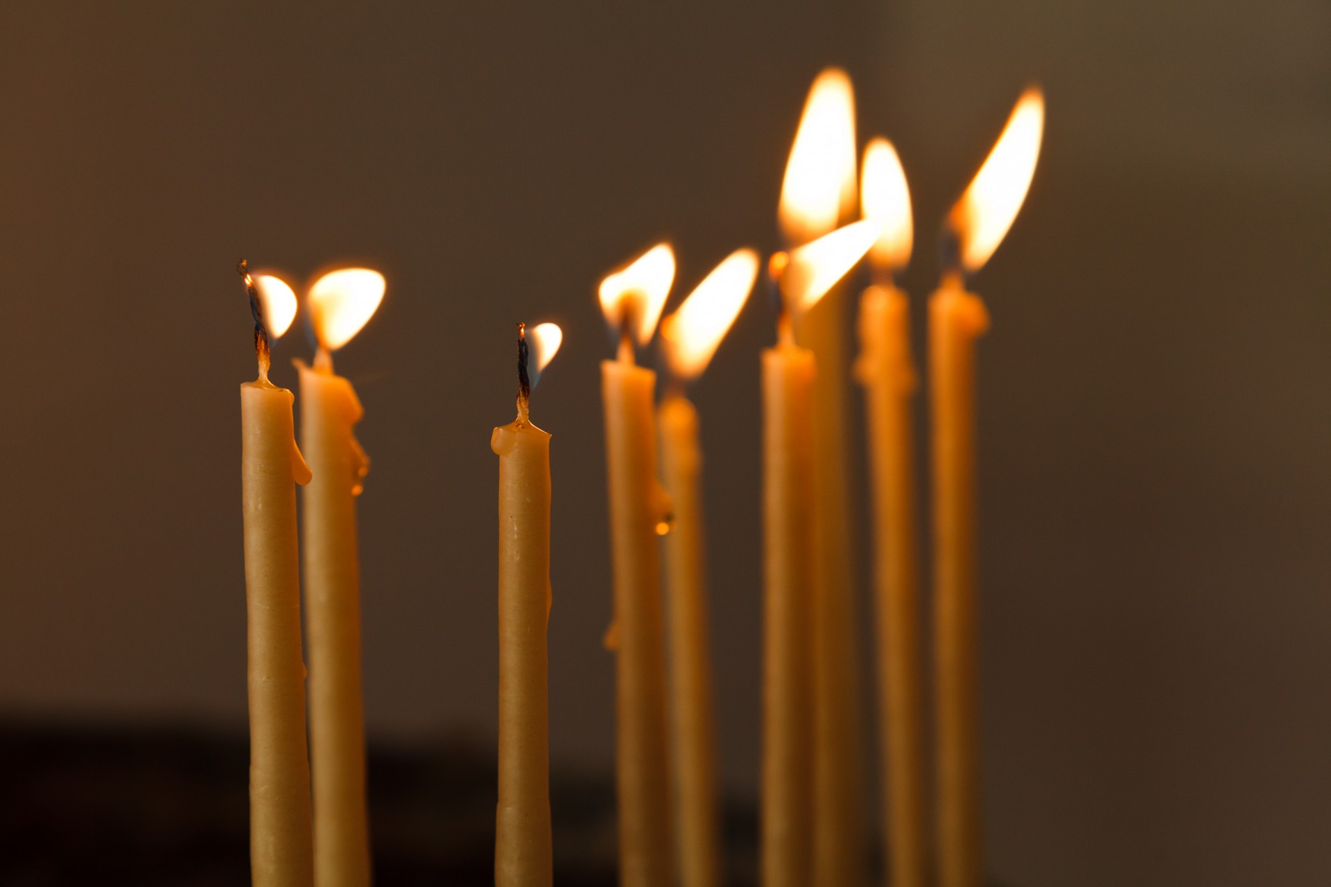 Горящие свечи в церкви. Церковные свечи. Свечи в храме. Горящие свечи. Горящие церковные свечи.