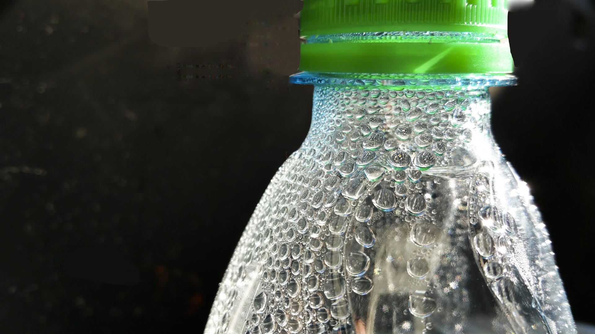 Бутылка негазированной воды. Бутылка для воды. Бутылка газированной воды. Прозрачная баночка с газированной водой. Пузырьки в бутылке.