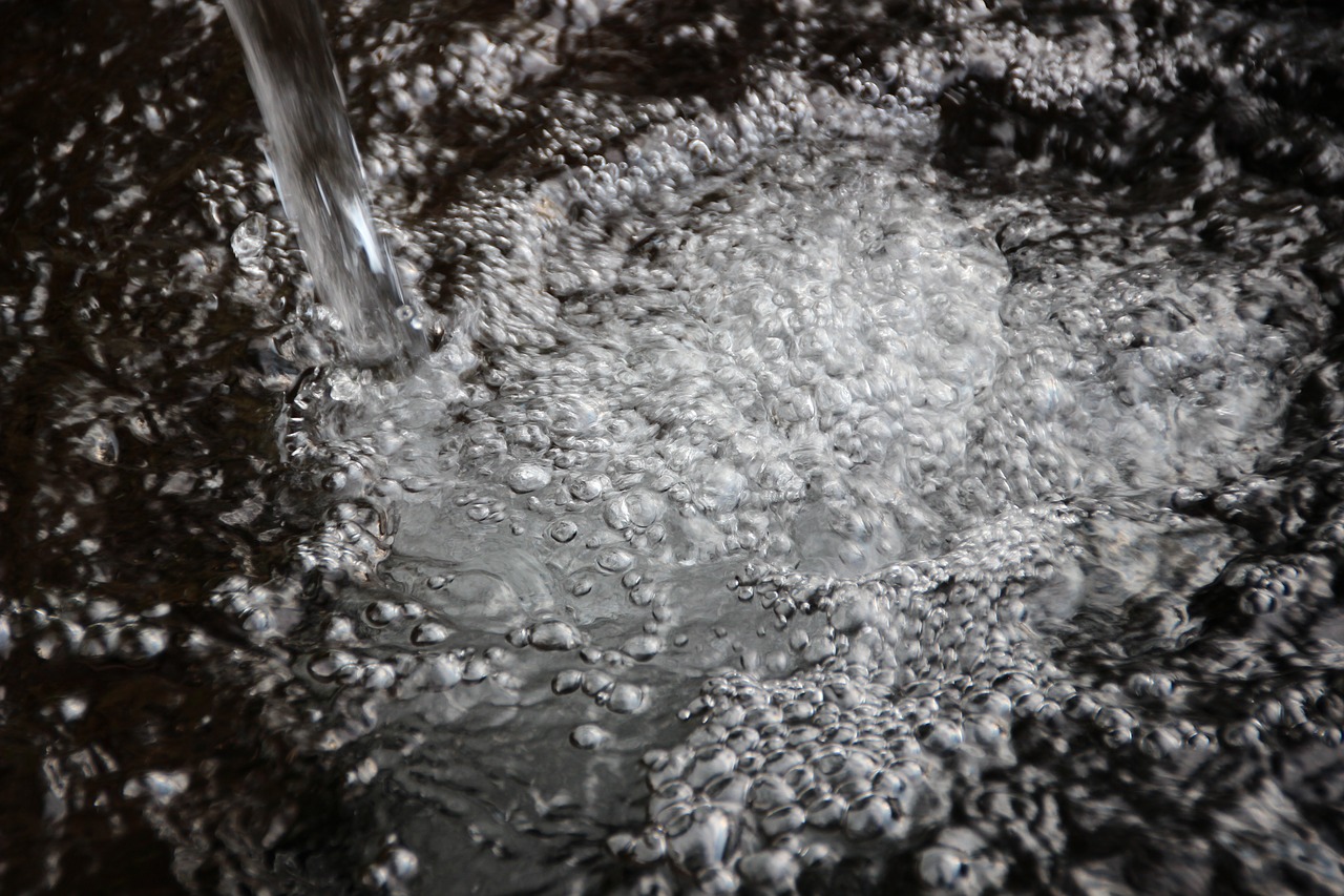 Blew Water вода. Вода с пузырьками воздуха из скважины. Разрушения металла схлопыванием пузырьками воздуха в воде. Звук удара по воде