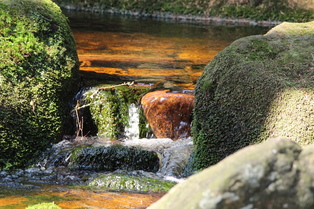 Песни камень и вода. Камни в воде. Ручей с камнями. Вода течет по камням. Фото Ropot.