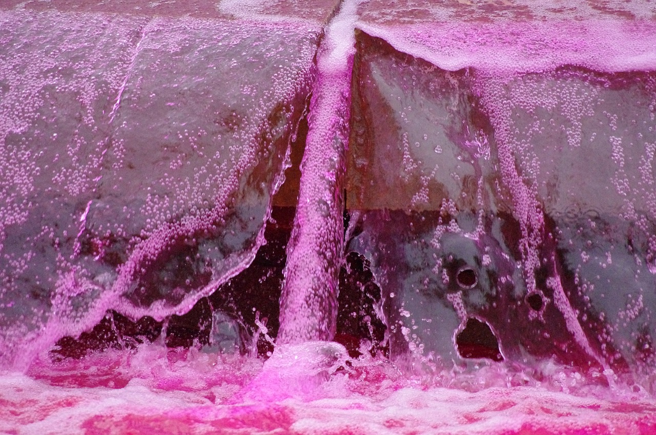 Вода стала розовой. Розовая вода. Розовый фонтан. Брызги розовой воды. Розовая жидкость.