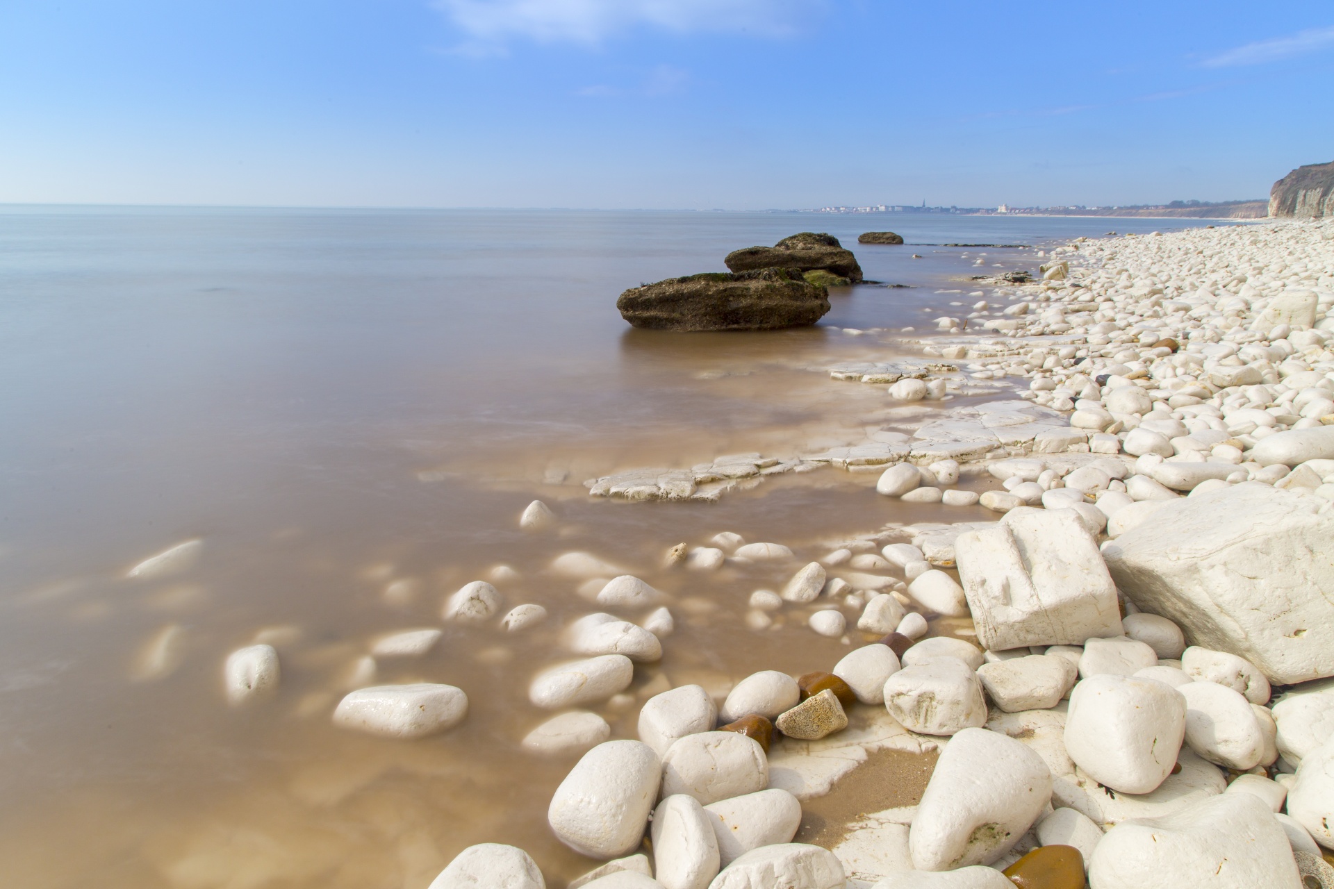 Галька крыма. Пляж с белыми камнями. Белый камень. Камни белого моря. Белый каменный пляж.