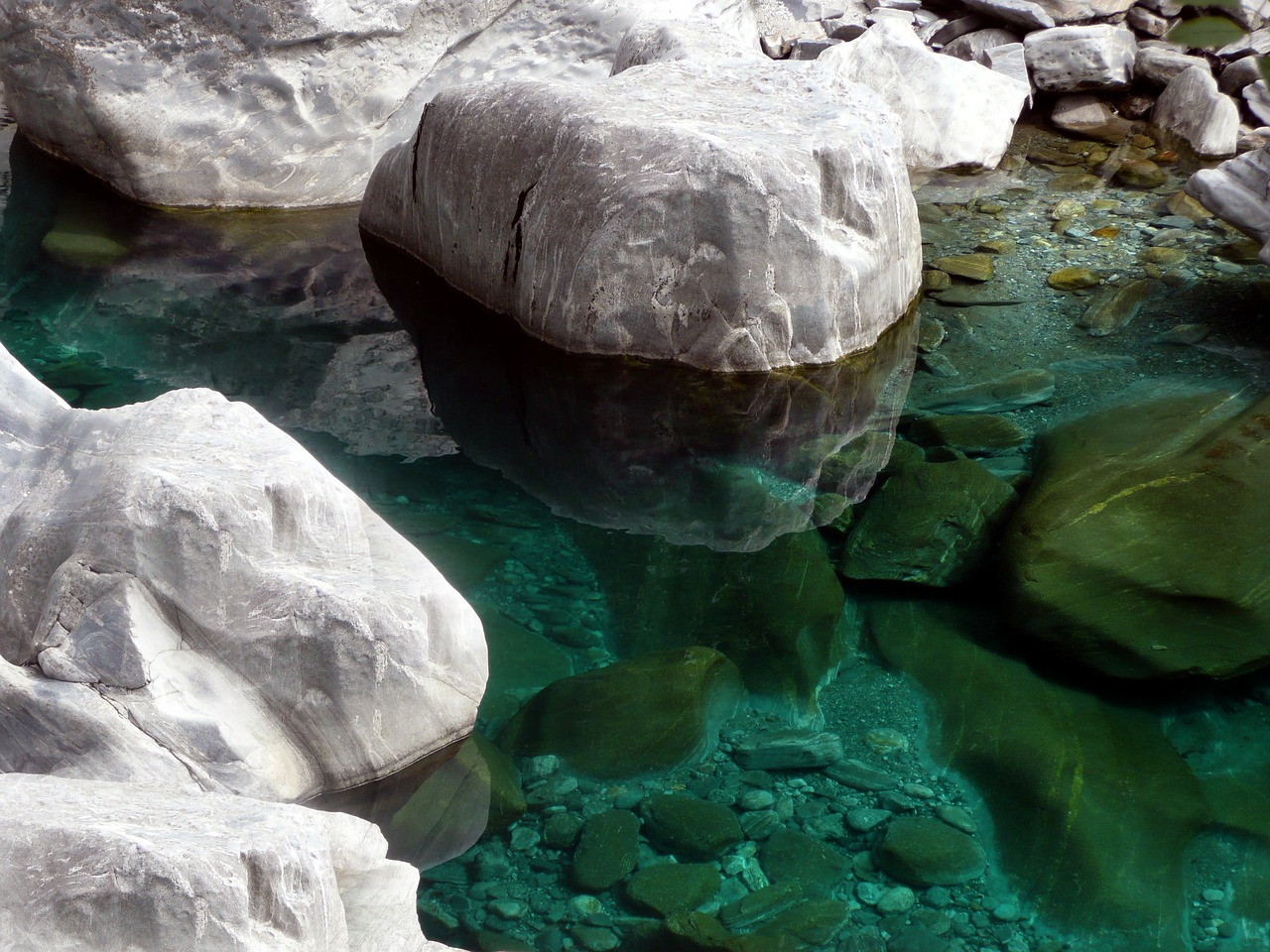 Самоцветы вода. Белая вода. Бирюза в природе. Отражение камней в воде. Бирюзовая вода камни.