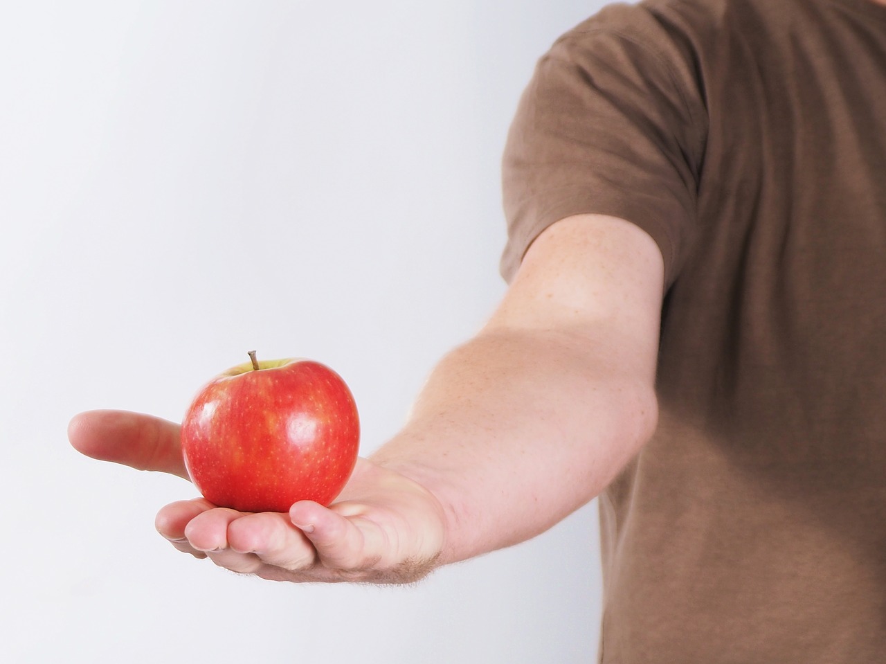 Кидает яблоко. Красное яблоко в руке. Рука подкидывает яблоко. Яблоко в руке фото. Картинка яблоки и кожа.