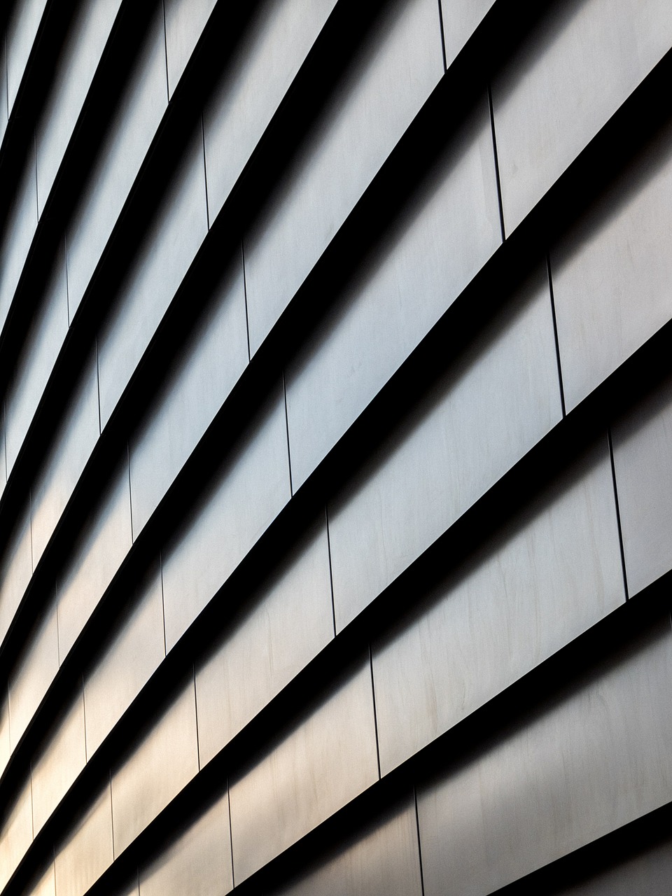 Architecture patterns. Серебристые линии на стене. Линии на фасаде. Паттерны в архитектуре. Однотонный фасад с линиями.