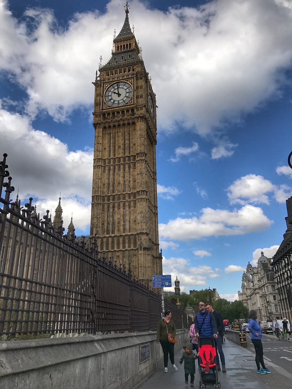 Биг башня в лондоне. Башня Биг Бен в Лондоне. Биг-Бен (башня Елизаветы). Часы Биг Бен в Лондоне. Биг Бэн часы в Англии.