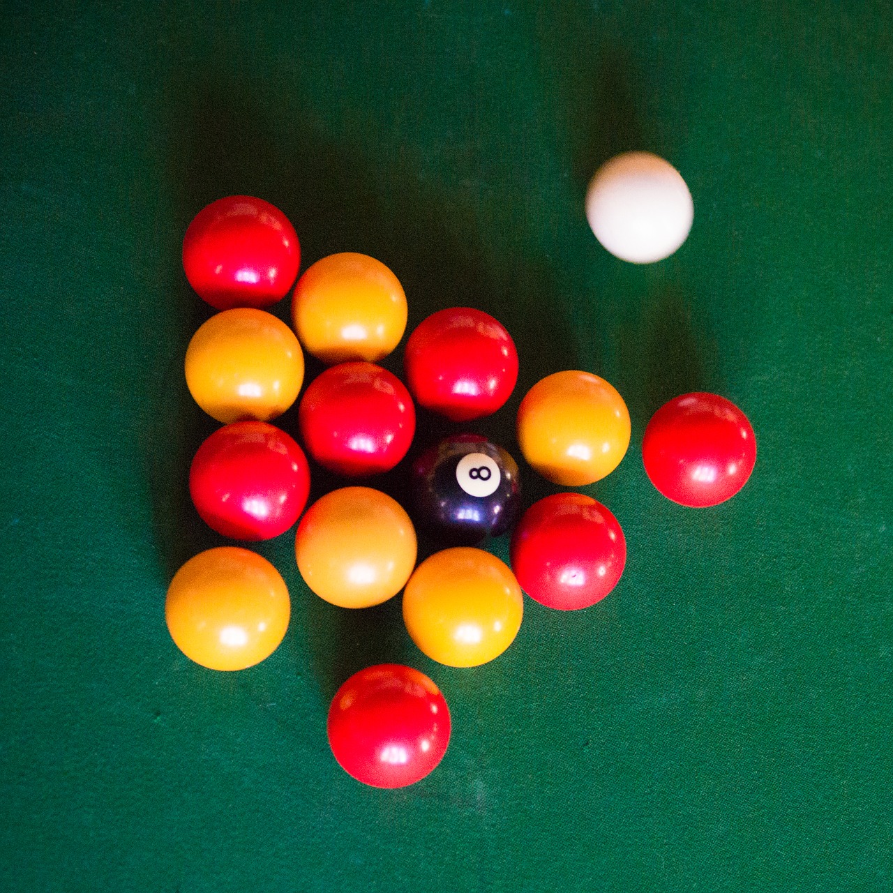 Игра расставить шарики. Красный биллиардный шарик. Красный шар для бильярда. Желтый бильярдный шар. Бильярдный мяч зеленый.