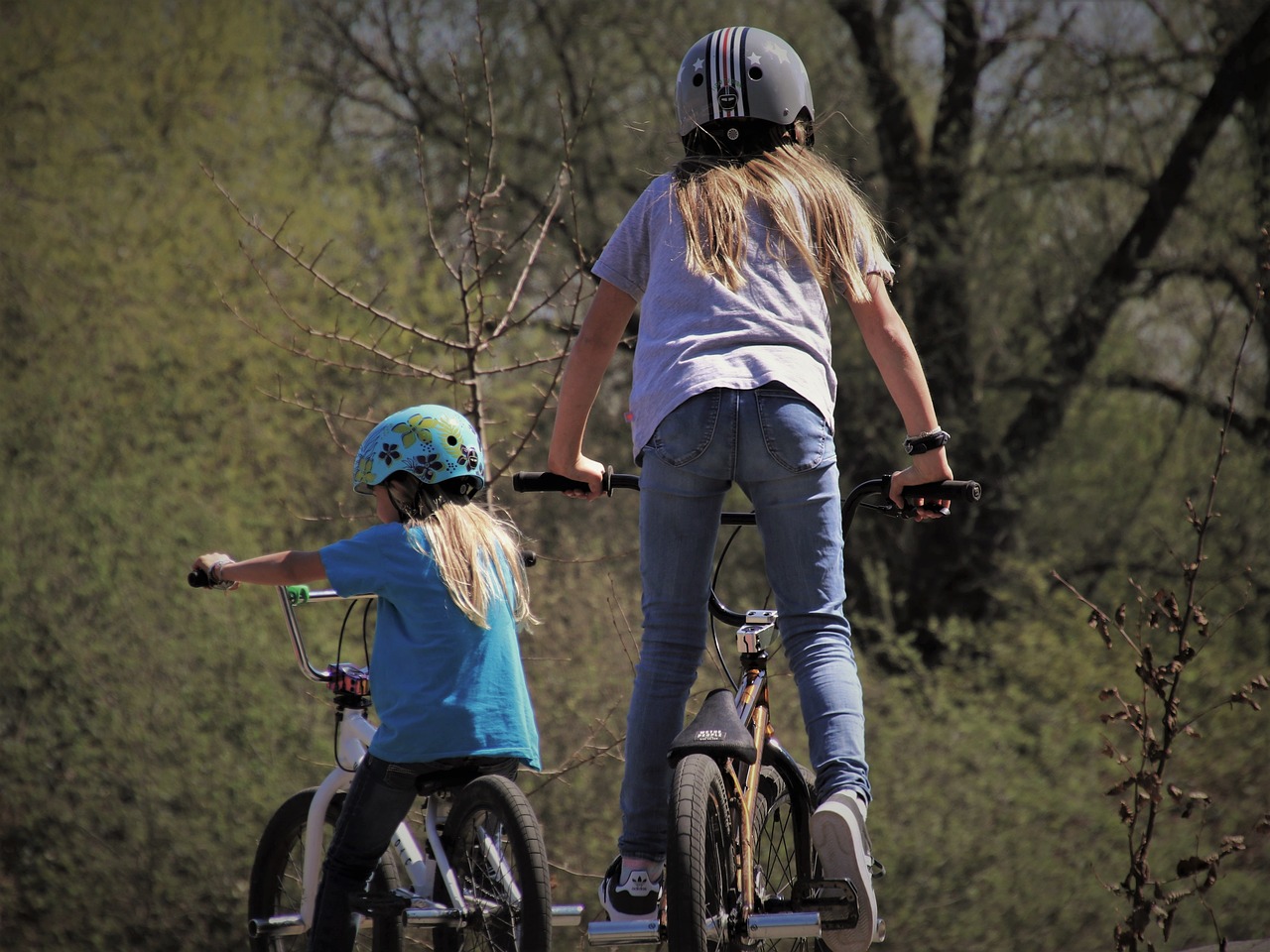 My sister bikes. Сестры на велосипедах. Дети с велосипедом. Фотосессия сестер на велосипеде. Сестренки для велосипедов.