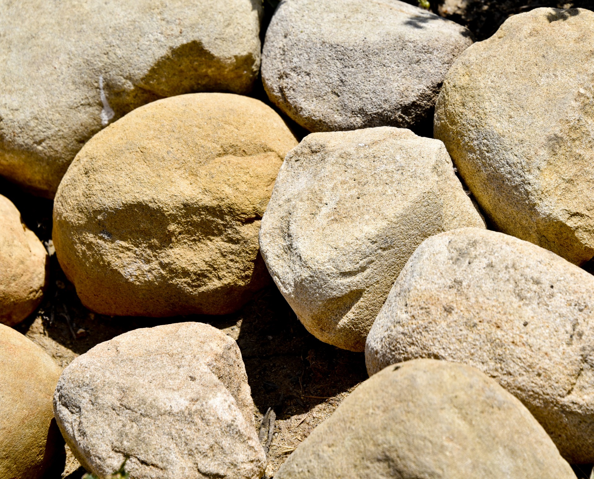 Маленький каменный рай. Маленький камень. Камень валун небольшой. Маленькие булыжники. Интересные небольшие камни.
