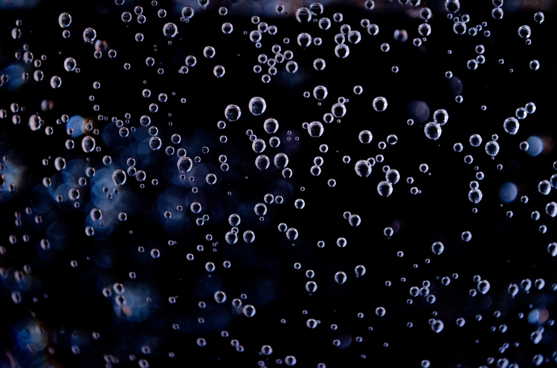 Пузырики под. Капли воды. Пузырьки газировки. Эффект пузырьков. Черные капли.
