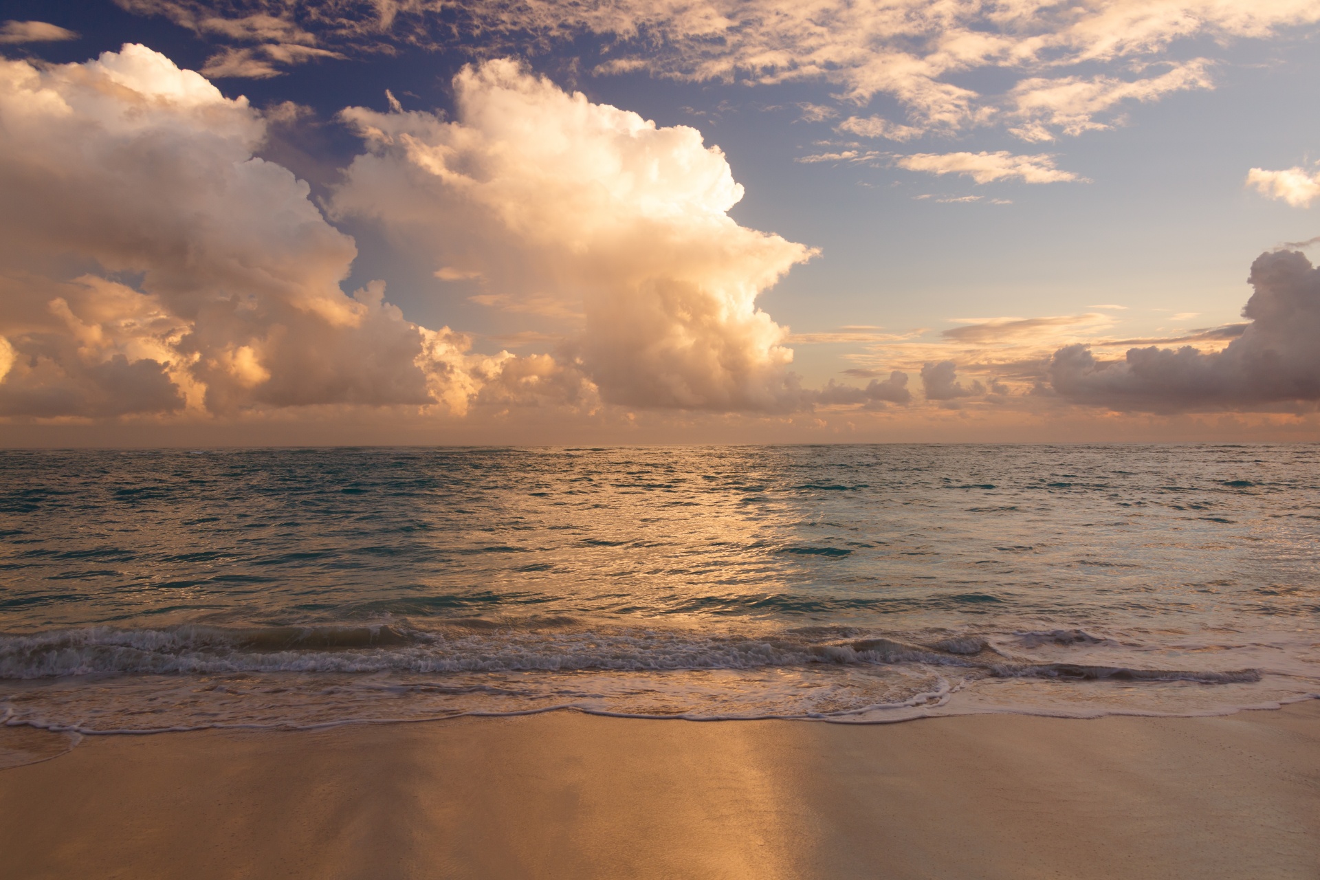 Красивая картинка море утро. Морской Бриз Азовское море. Морской Прибой Евпатория. Море солнце. Утреннее море.