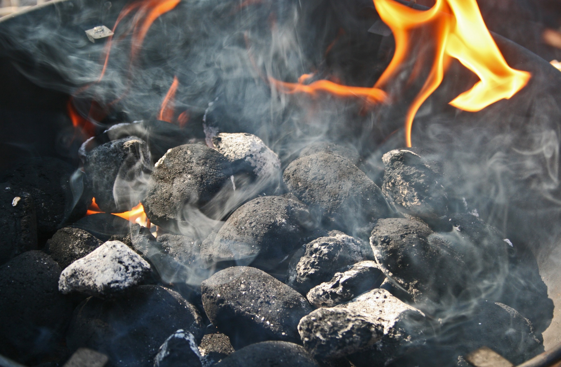 Сжигание смеси угля. Горение каменного угля. Горящий уголь. Угли от костра. Уголь горит.