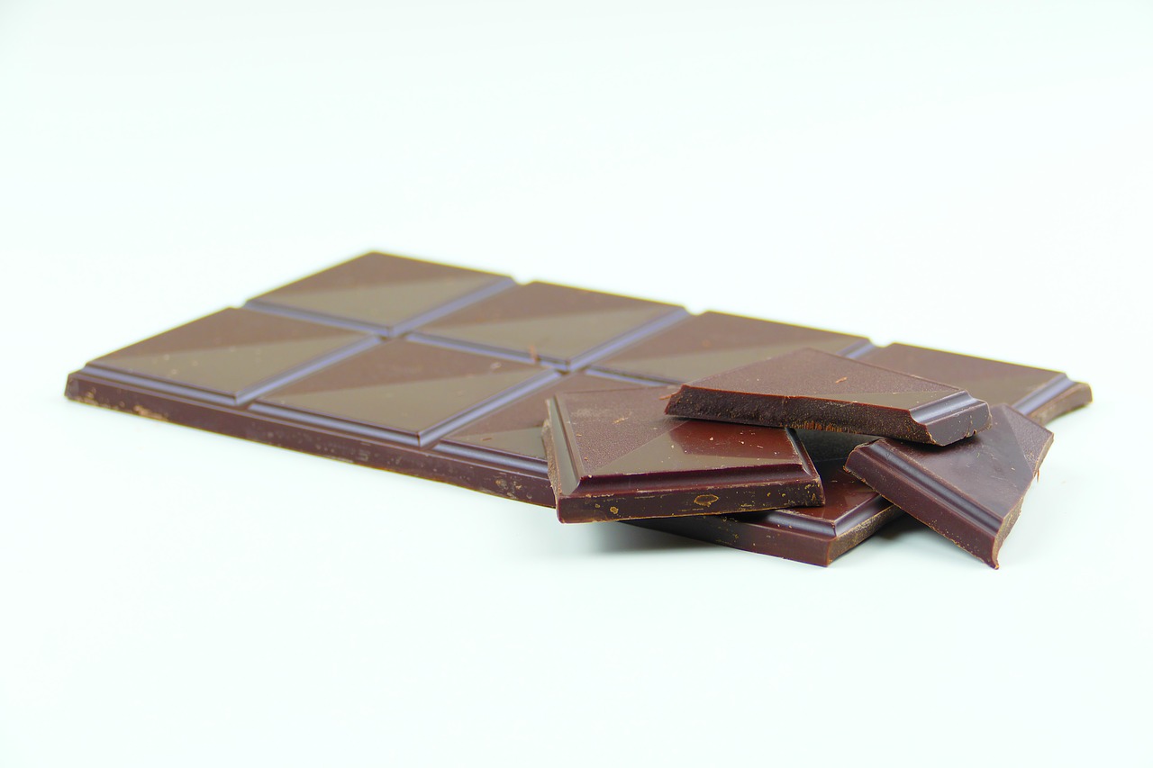 Ем шоколад плитками. Плитка шоколада. Шоколадная плитка. Темный шоколад. Шоколад Горький.